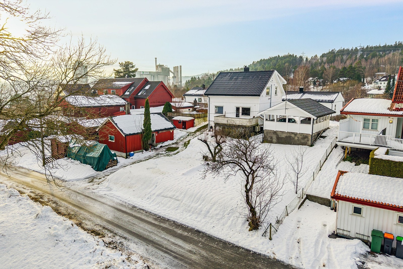 Fasade mot øst og nord. Tomten er opparbeidet med gressplen og beplantet med prydbusker og frukttre. Galleribilde
