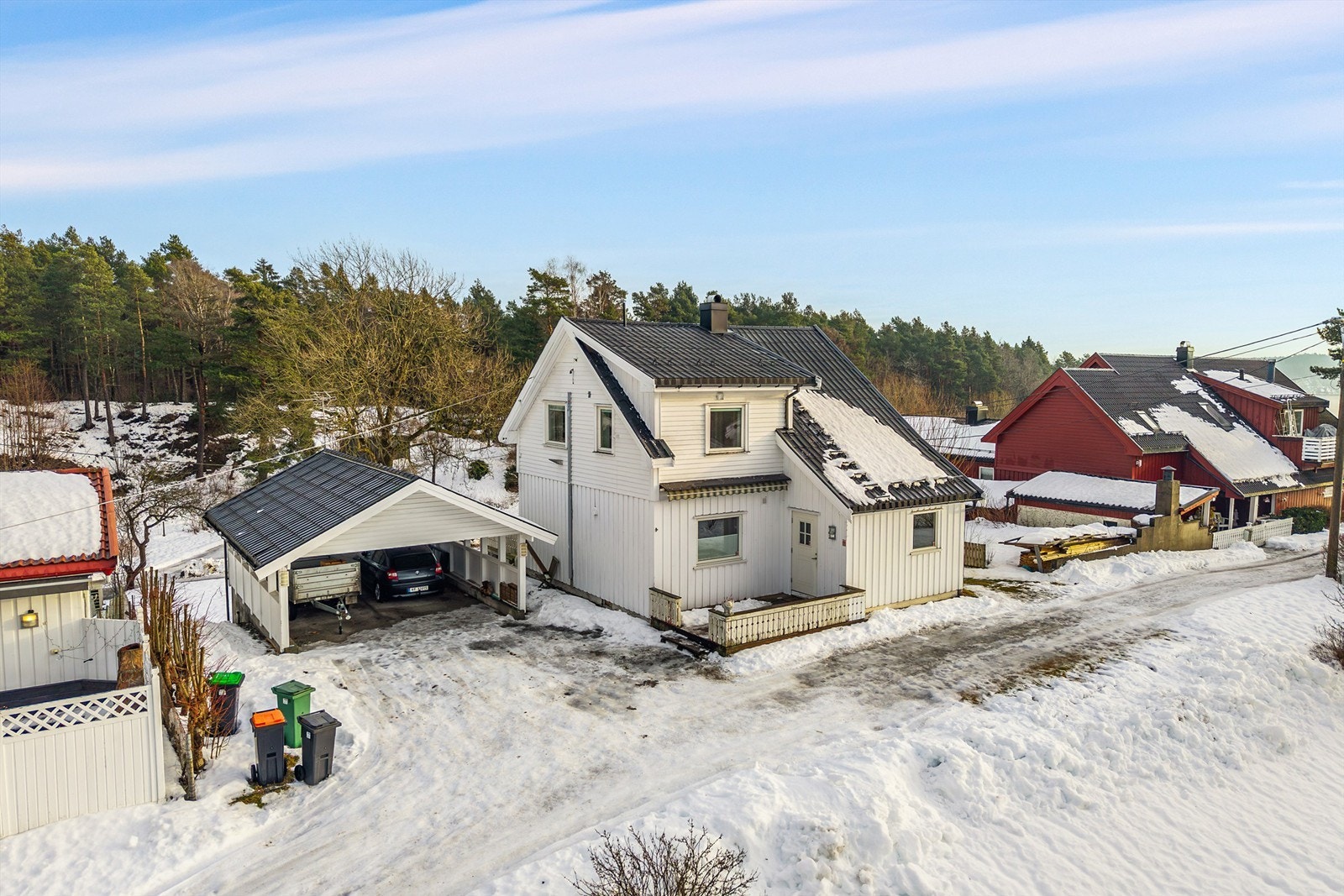 Huset ligger både landlig og sentralt til midt mellom Brevik og Heistad. Turområder finnes i umiddelbar nærhet. Galleribilde
