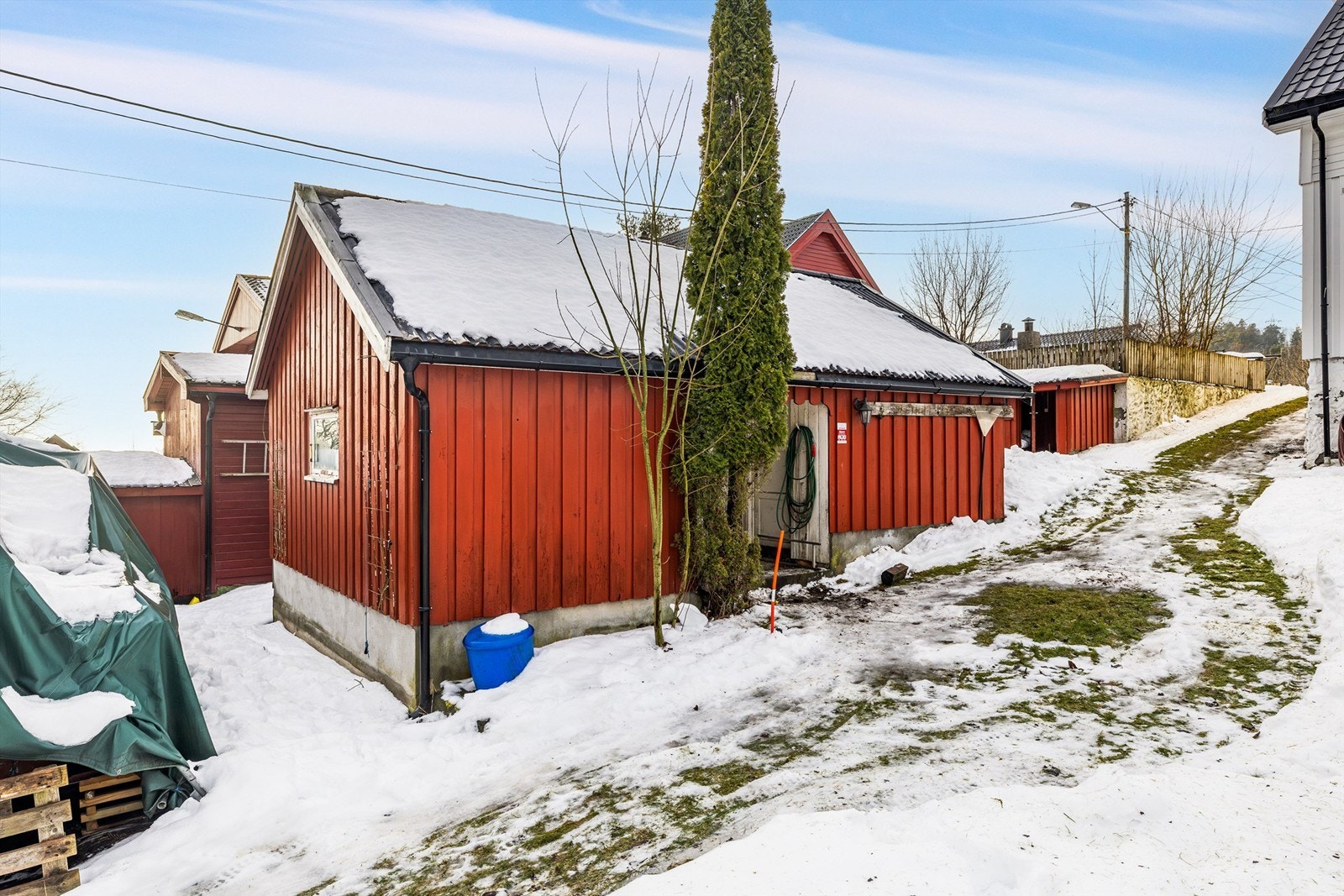 Uthus med hobbyrom og vedbod. Galleribilde