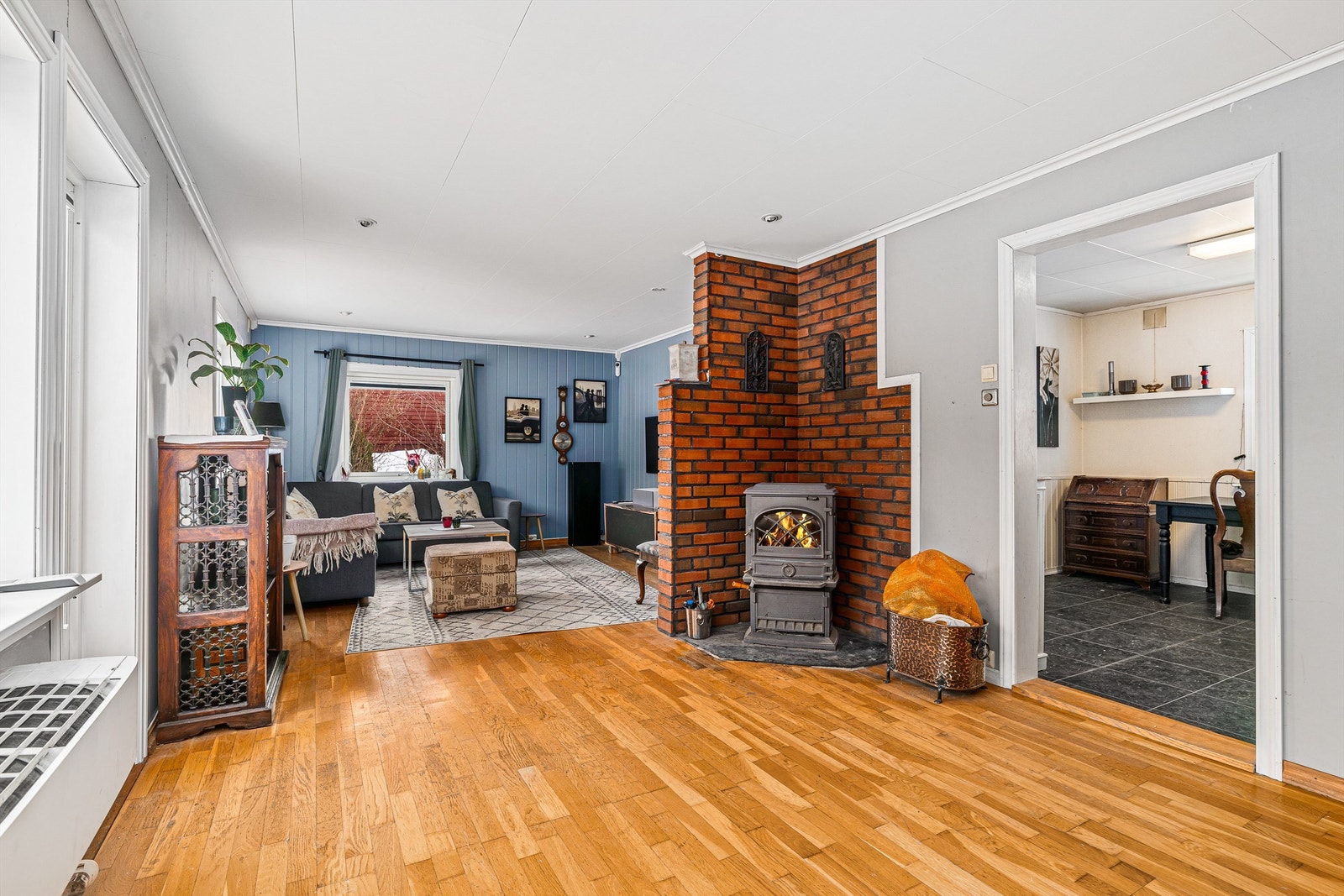 Stua er todelt med brannmur som skiller mellom spisestue og sofakrok. Galleribilde