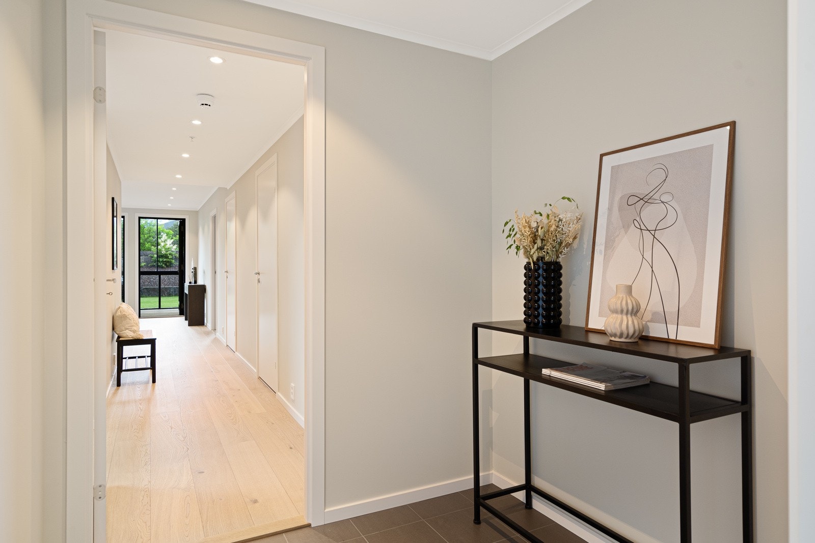 Entreen har fliser på gilv og plass til garderobeløsning Galleribilde