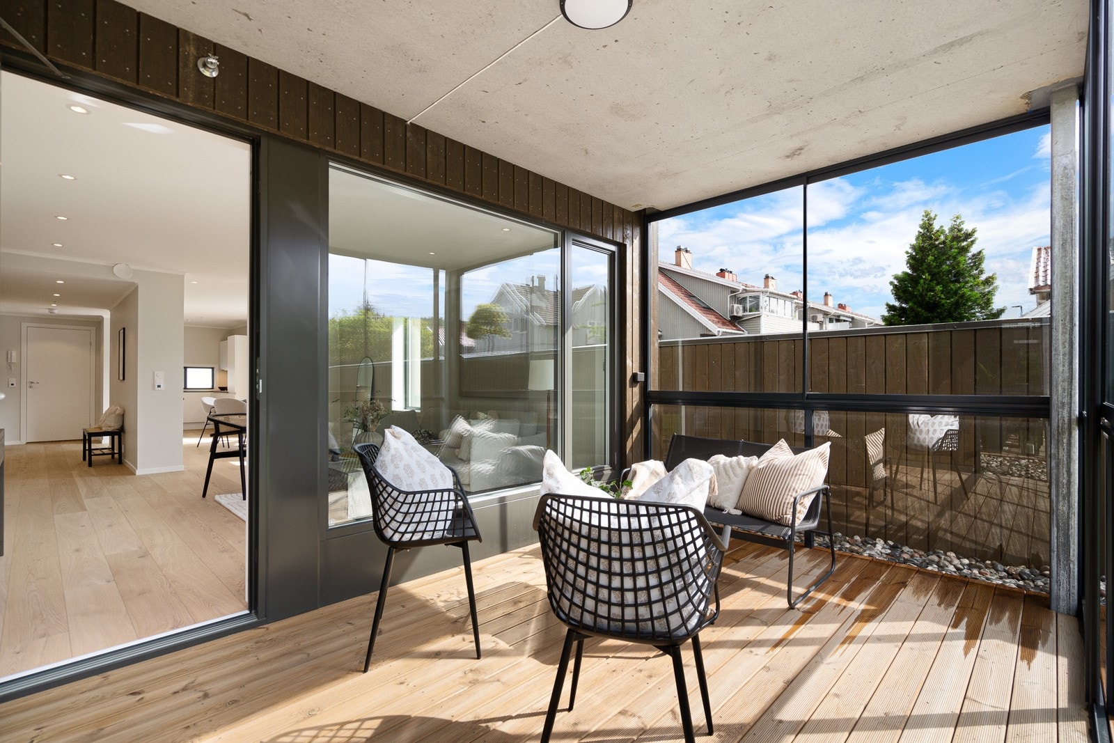 Solrik terrasse med glass som kan skyved til siden Galleribilde