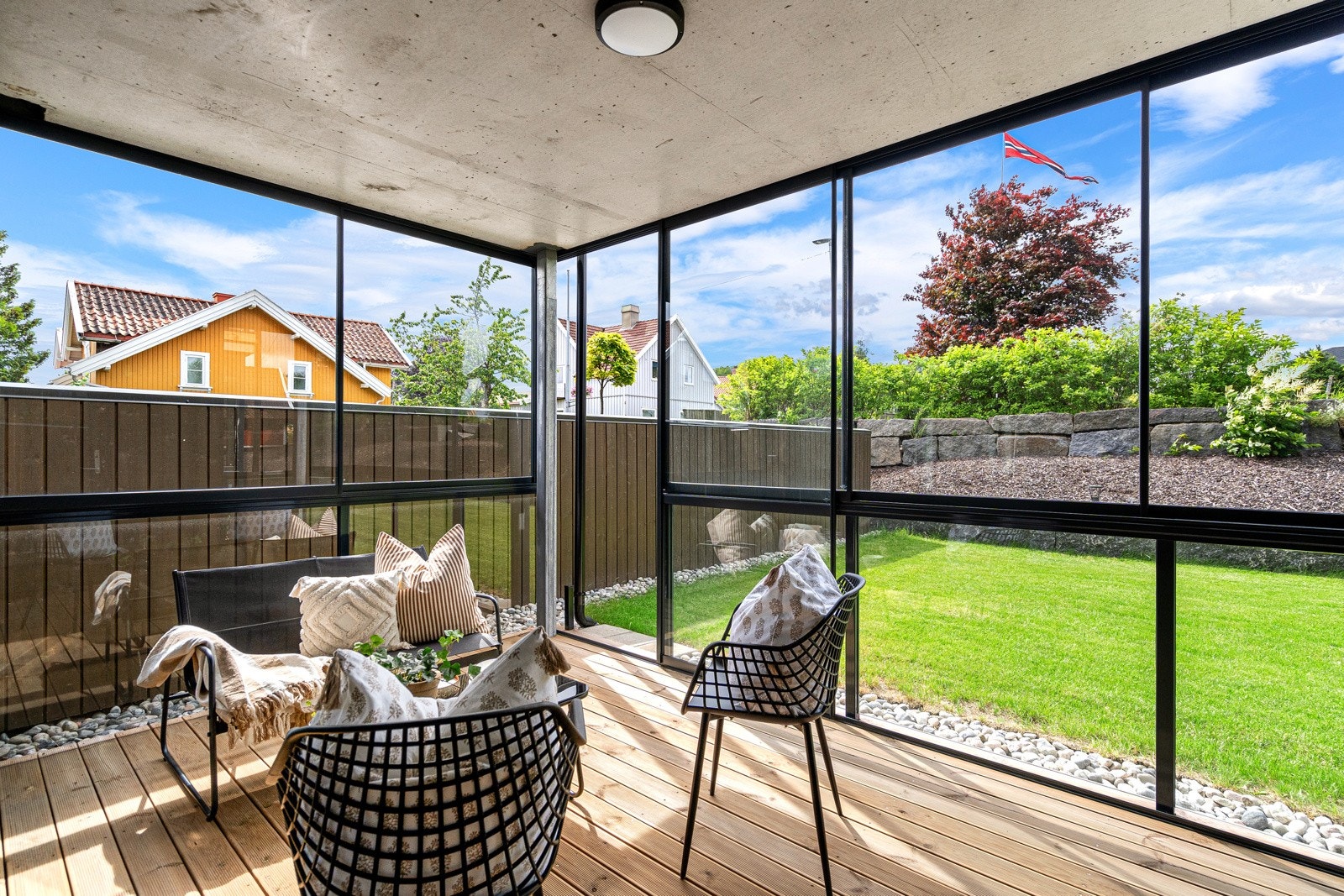 Herlig innglasset terrasse som forlenger sommeren Galleribilde