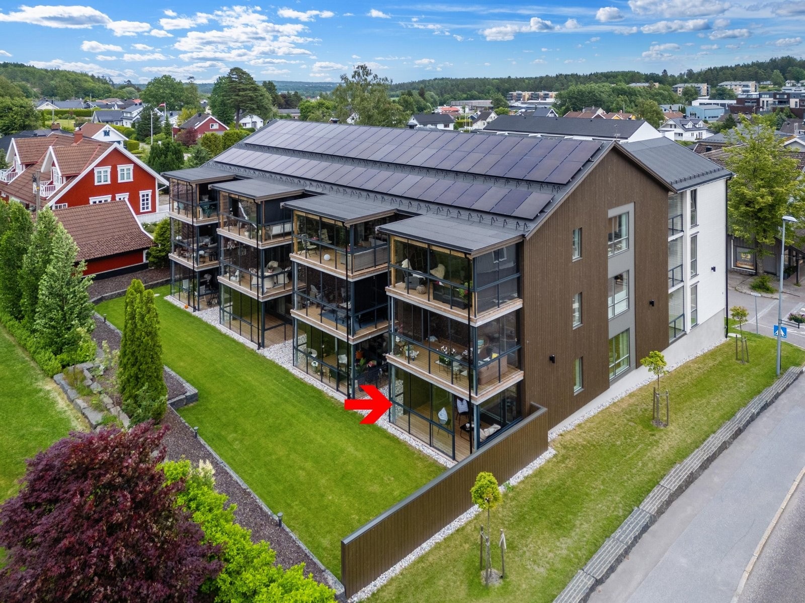 Stor innglasset terrasse som gir en ekstra stue deler av året Galleribilde