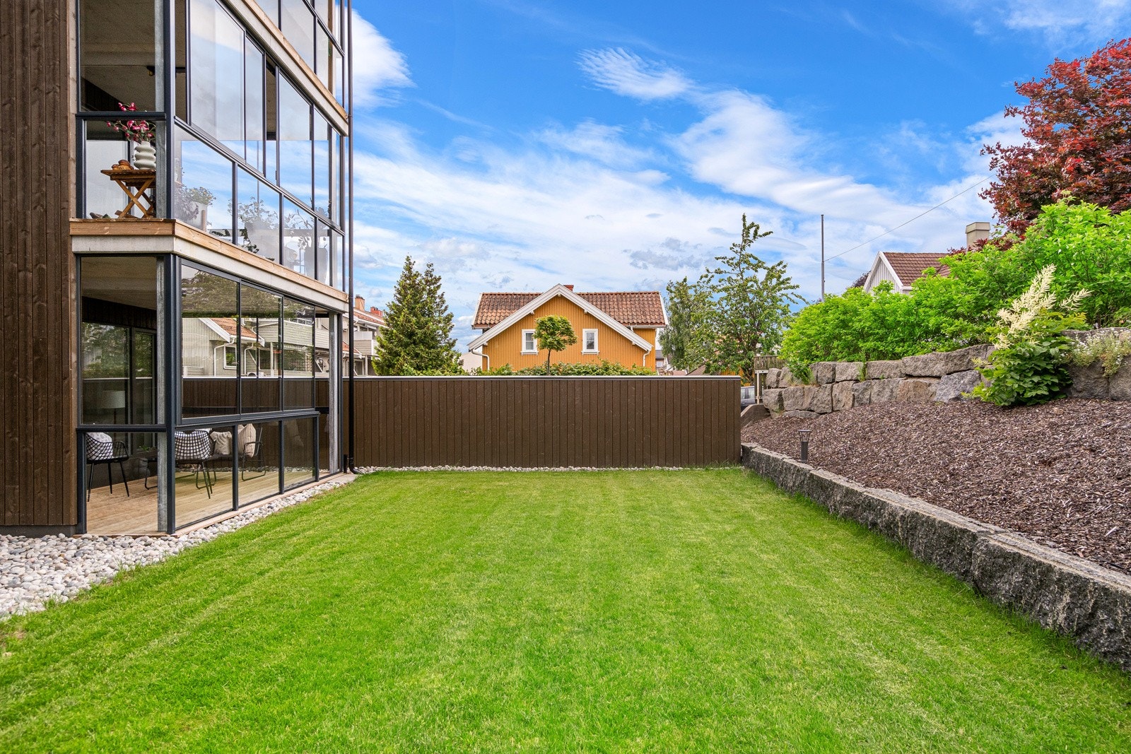 Herlig fellesområde med store plenarealer Galleribilde