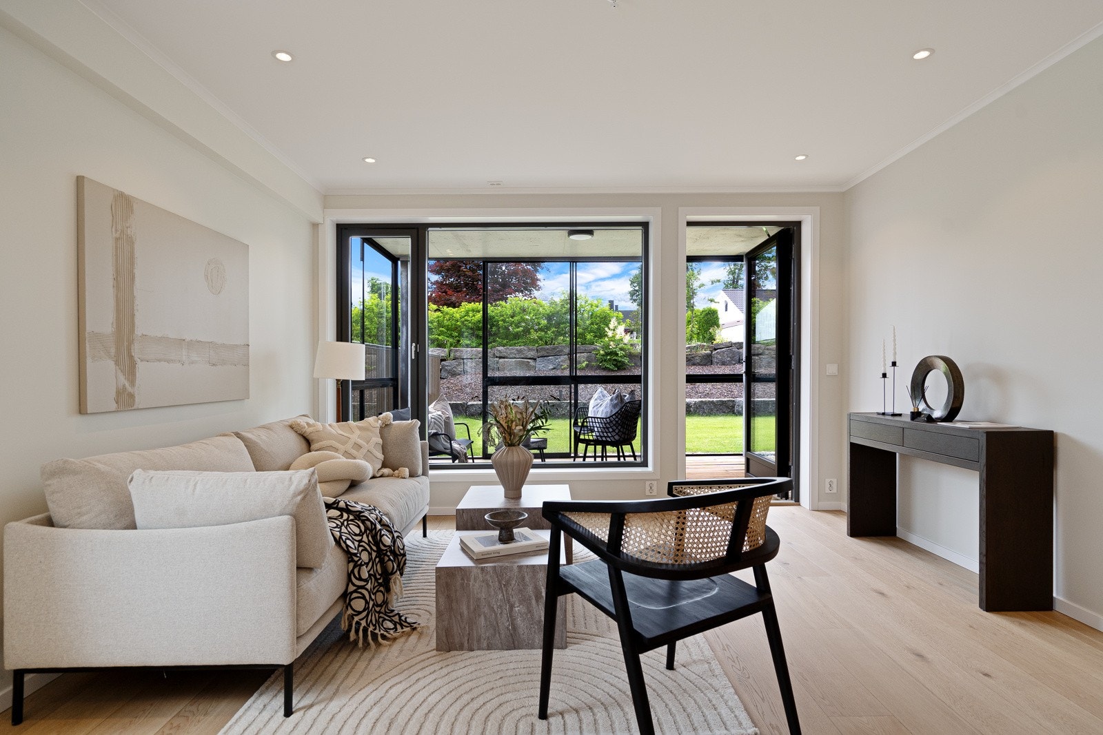 Lys og lekker stue med store vindusflater Galleribilde