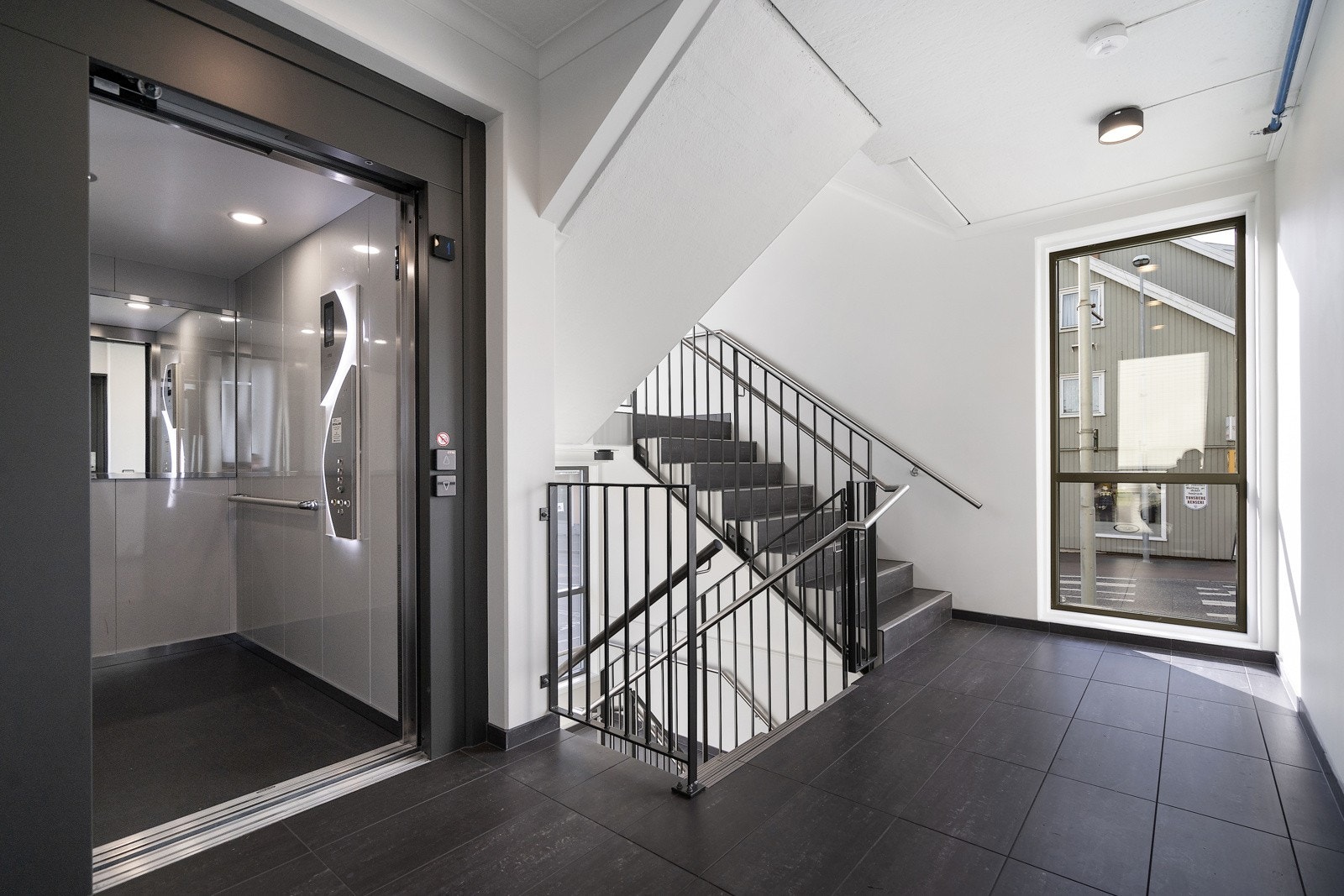 Felles trappegang med heis Galleribilde