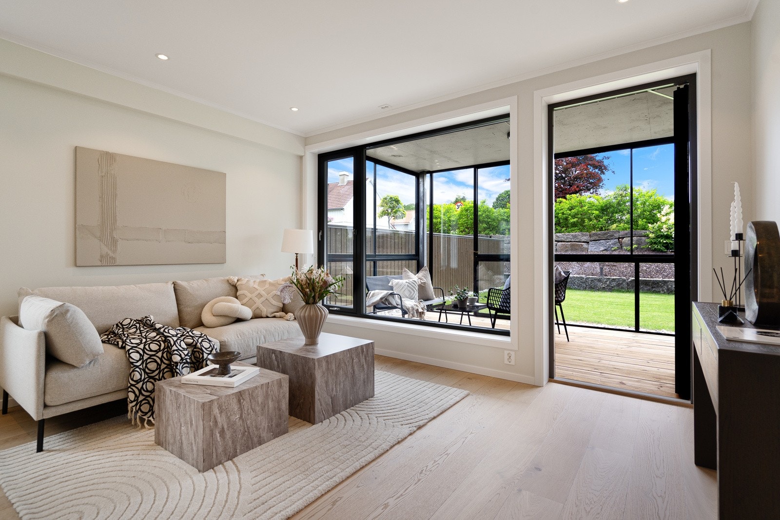 Utgang til innglasset terrasse fra stuen Galleribilde