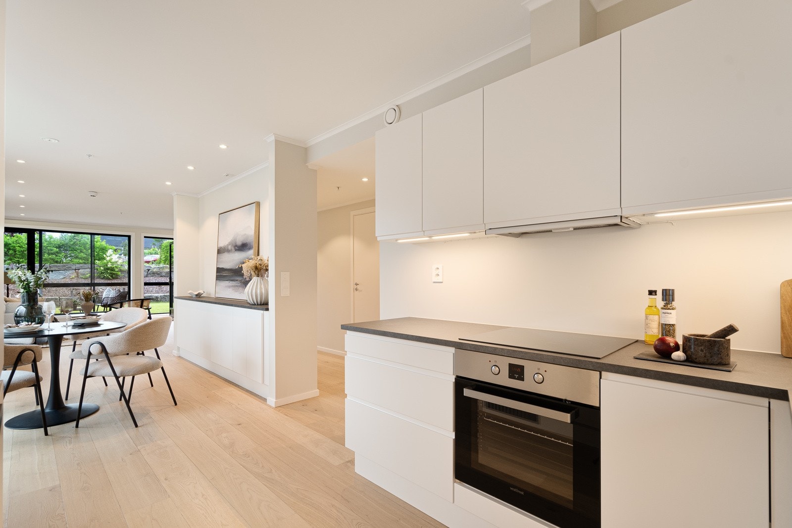 Praktisk og flott innredning med integrerte hvitevarer Galleribilde