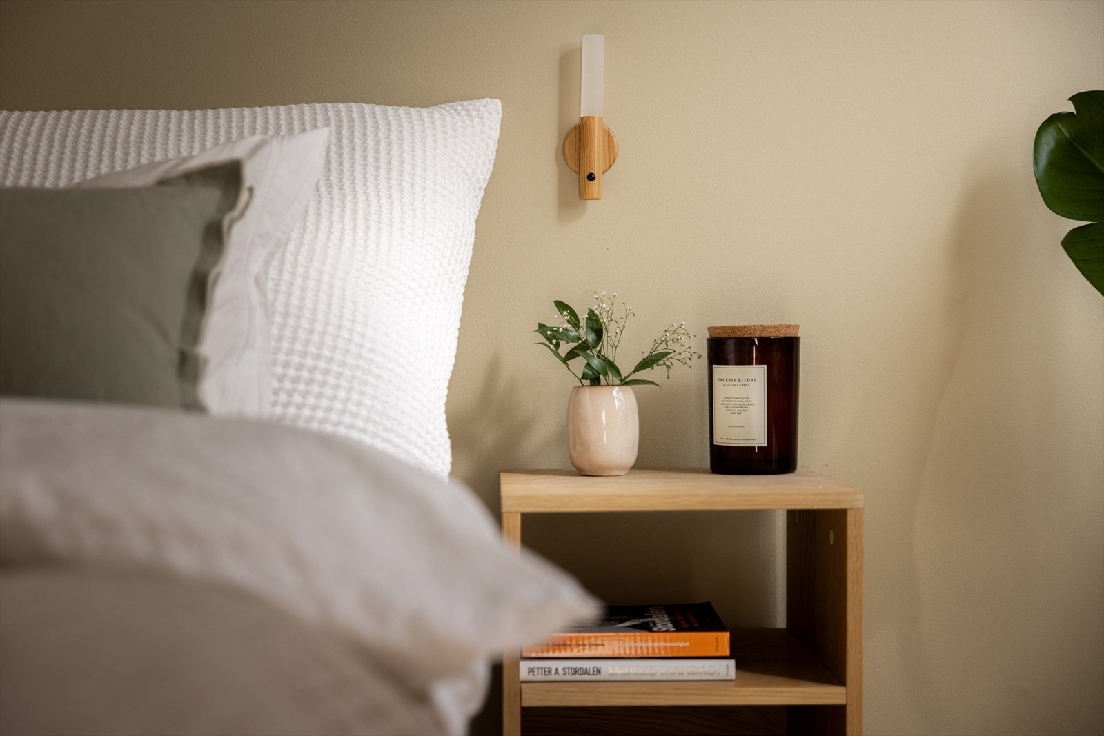 Hele leiligheten bærer preg av lekre farge og materialvalg. Legg merke til de vegghengte nattbordslampene. Galleribilde