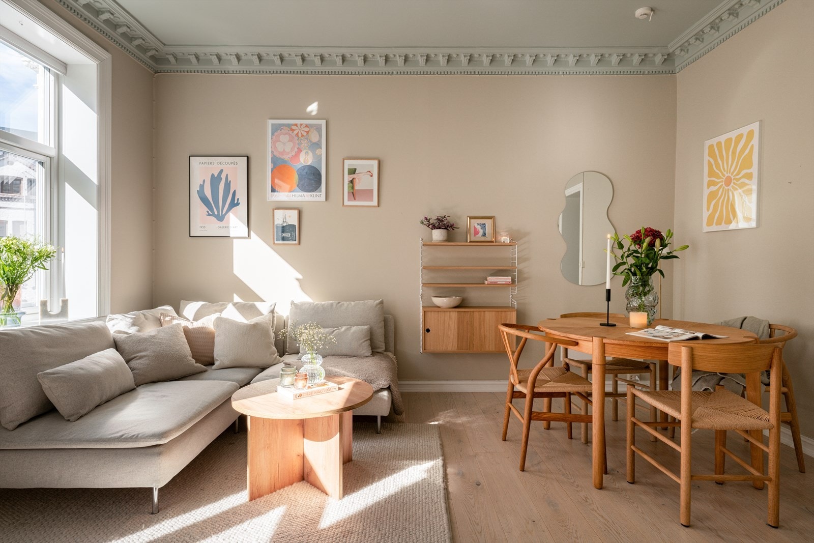 Stuen er lys og romslig, og oppleves som enkel å møblere. Galleribilde