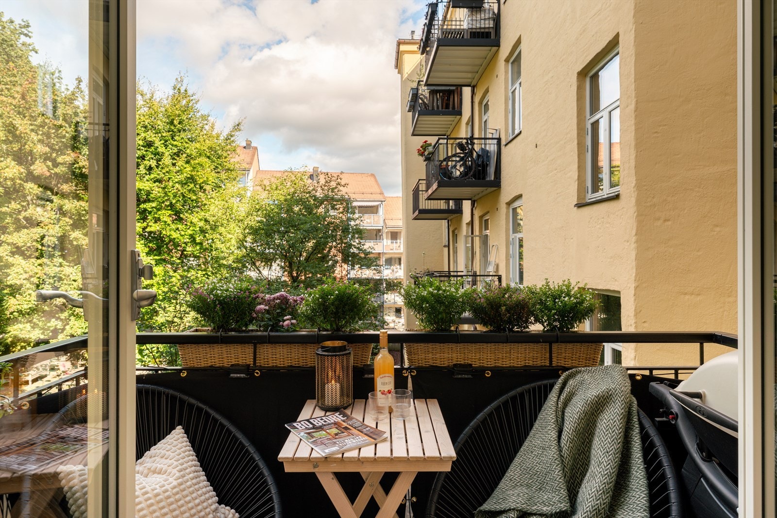 Balkongen er av god størrelse og vender ut mot borettslagets frodige bakgård. Galleribilde