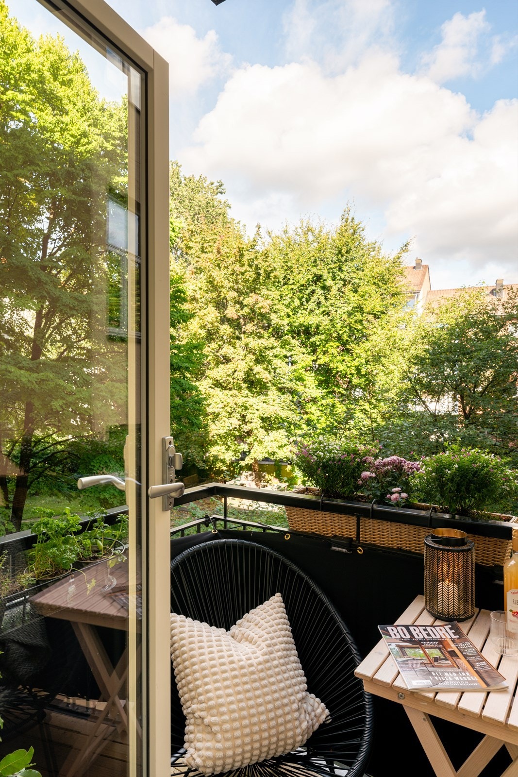 Grønt og hyggelig utsyn mot felles hage. Galleribilde