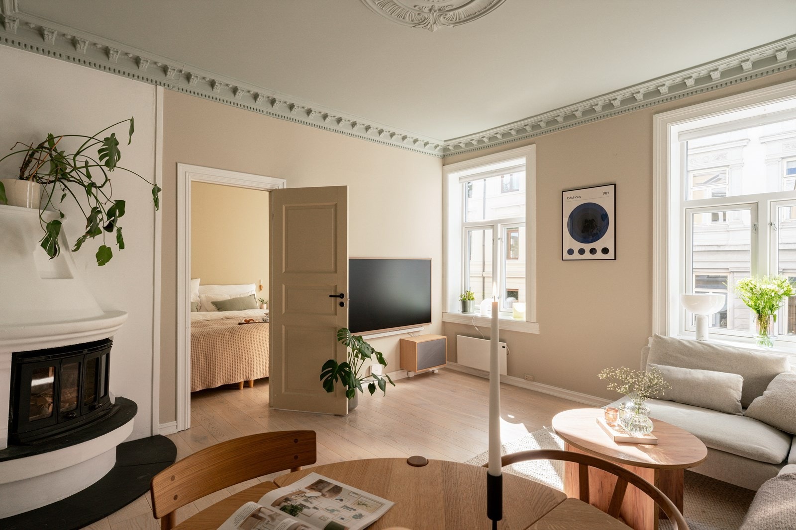 Stemningsfull peis med glassdører i stuen varmer godt gjennom vinterhalvåret. Pipeløp rehabilitert i 2024. Galleribilde