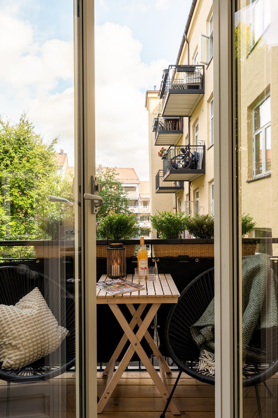 Fra kjøkken er det adkomst til leilighetens hyggelige balkong - oppført i 2022. Galleribilde