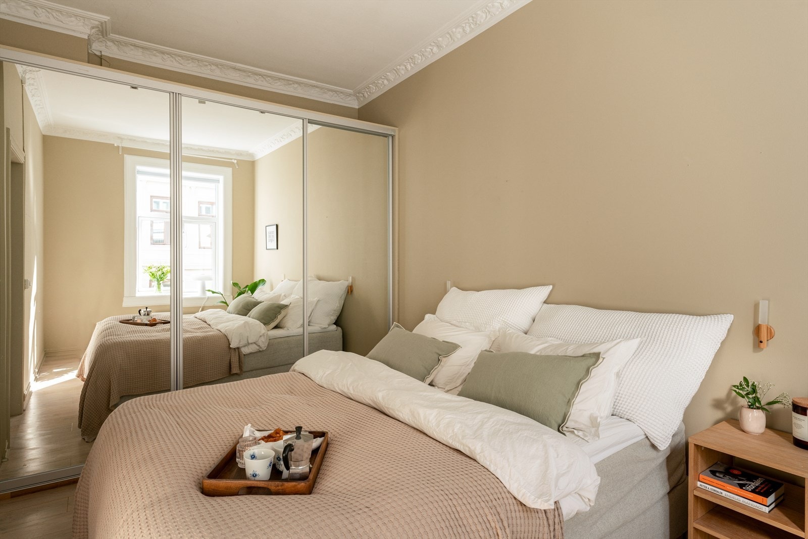 Stort soverom med god plass til dobbeltseng. Innredet med stor skyvedørsgarderobe med speilfronter. Galleribilde