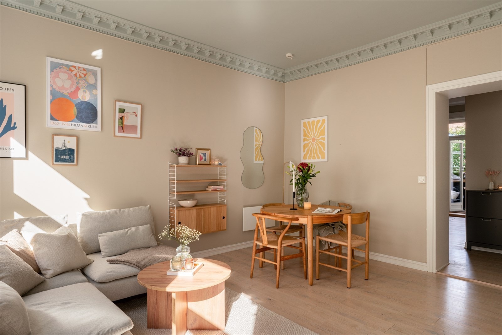 Det er lagt lys enstavs parkett på gulv i alle rom utenom bad. Galleribilde