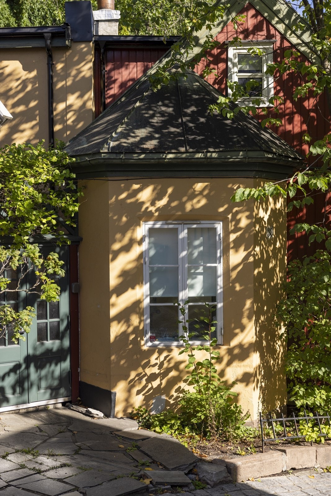 Området byr på klassiske bygårder, brostein og sjarmerende trehus, samt deilige restauranter og solrike uteserveringer på rekke og rad - perfekt for en helaften i nabolaget. Galleribilde