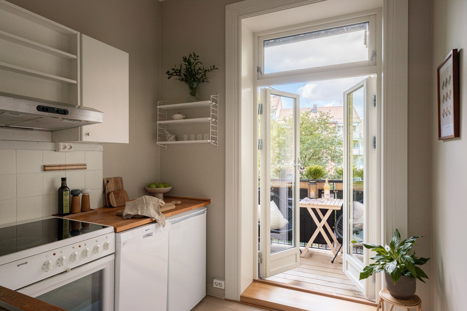 Det antas mulig å etablere soverom hvor kjøkkenet er i dag - se alternativ plantegning. Megler/selger tar ikke ansvar for om dette lar seg gjøre. Dersom ombygging er ønskelig må kjøper selv undersøke dette med sameiets styre, byggkyndig etc. Galleribilde