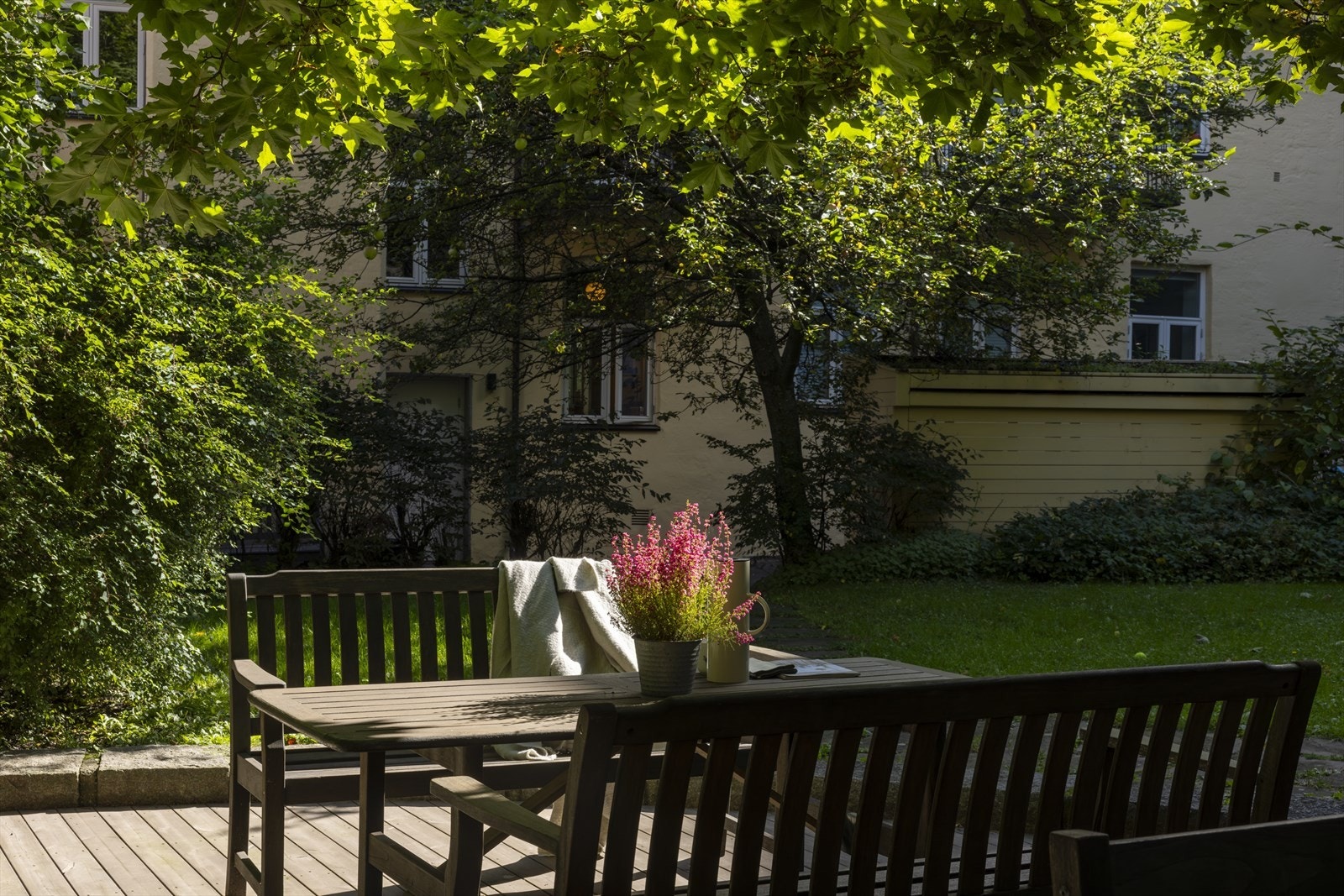 Hyggelig og solrikt uteområde i bakgården til glede for borettslagets beboere. Galleribilde