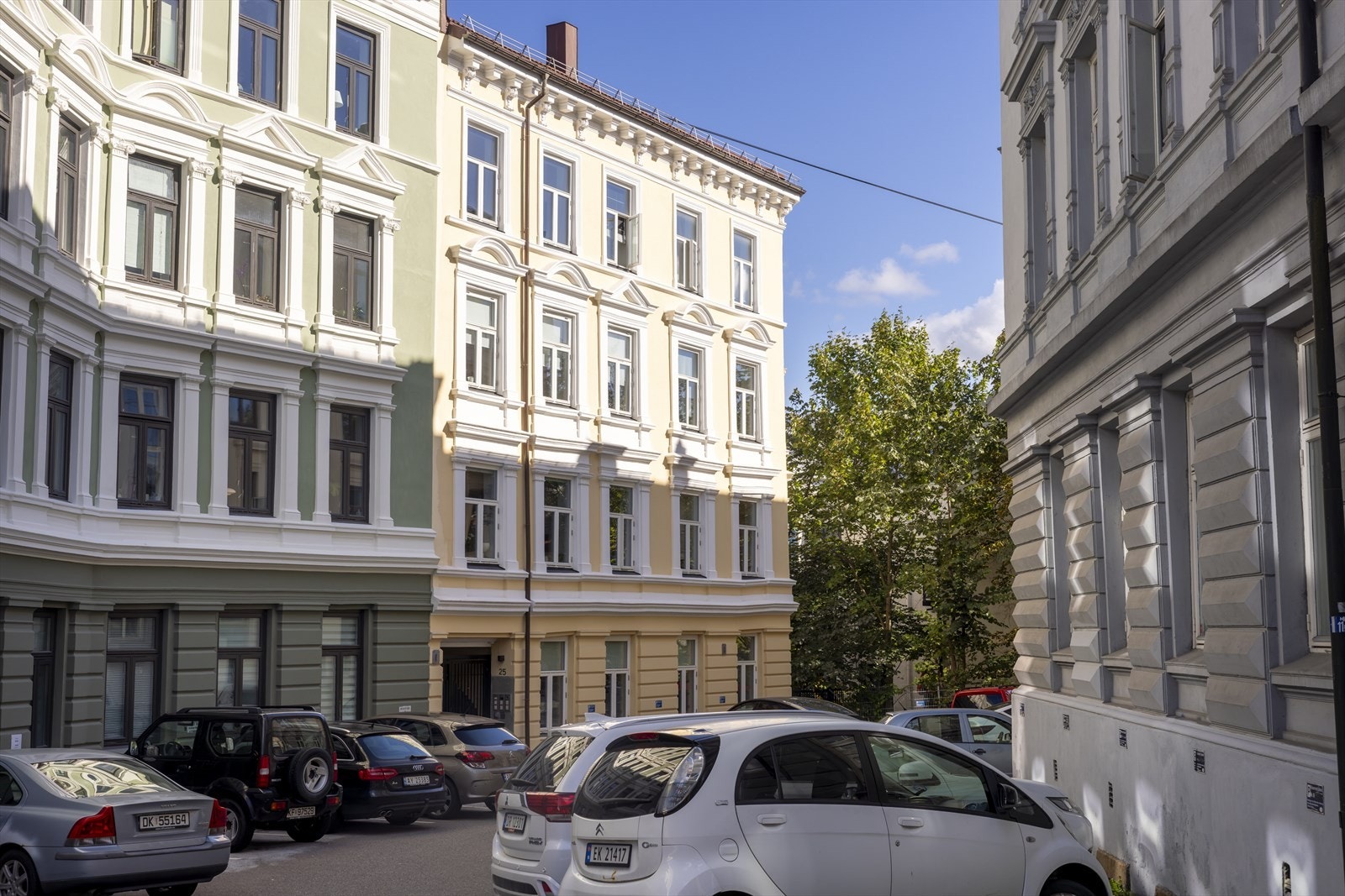 Borettslaget har 12 parkeringsplasser med "førstemann til mølla"-prinsipp. God tilgjengelighet. Galleribilde