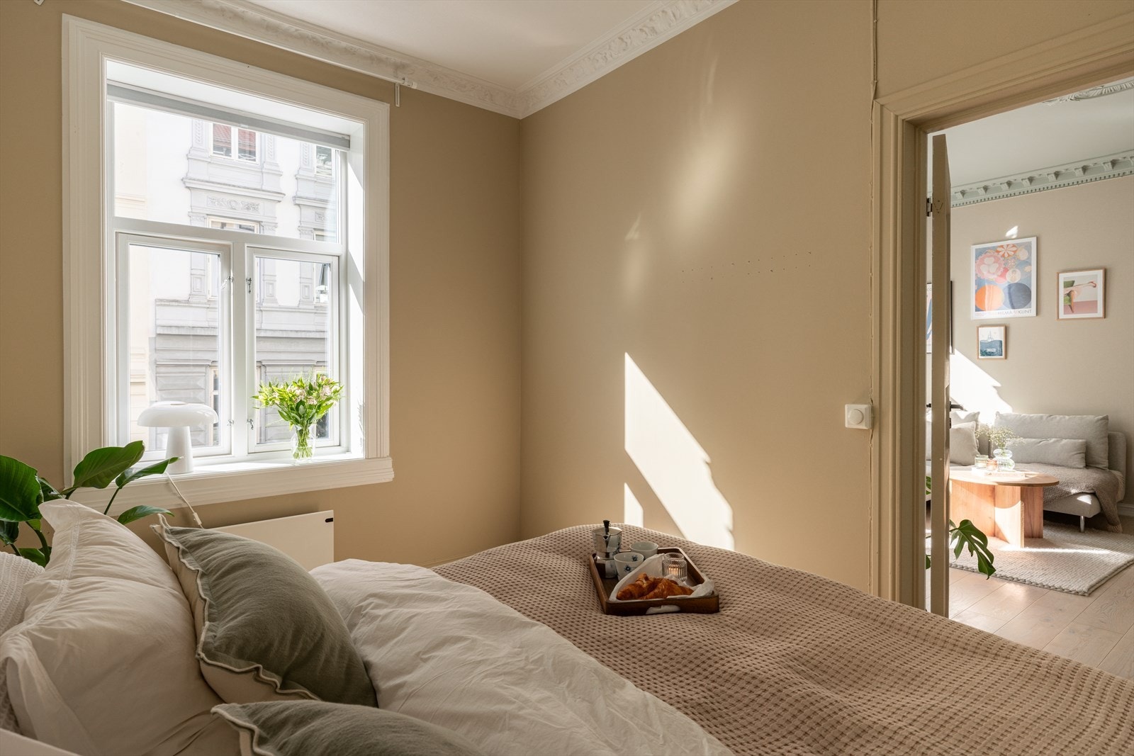 Leiligheten ligger tilbaketrukket til vekk fra trafikkert vei, og vender ut mot borettslagets rolige gårdsrom. Galleribilde