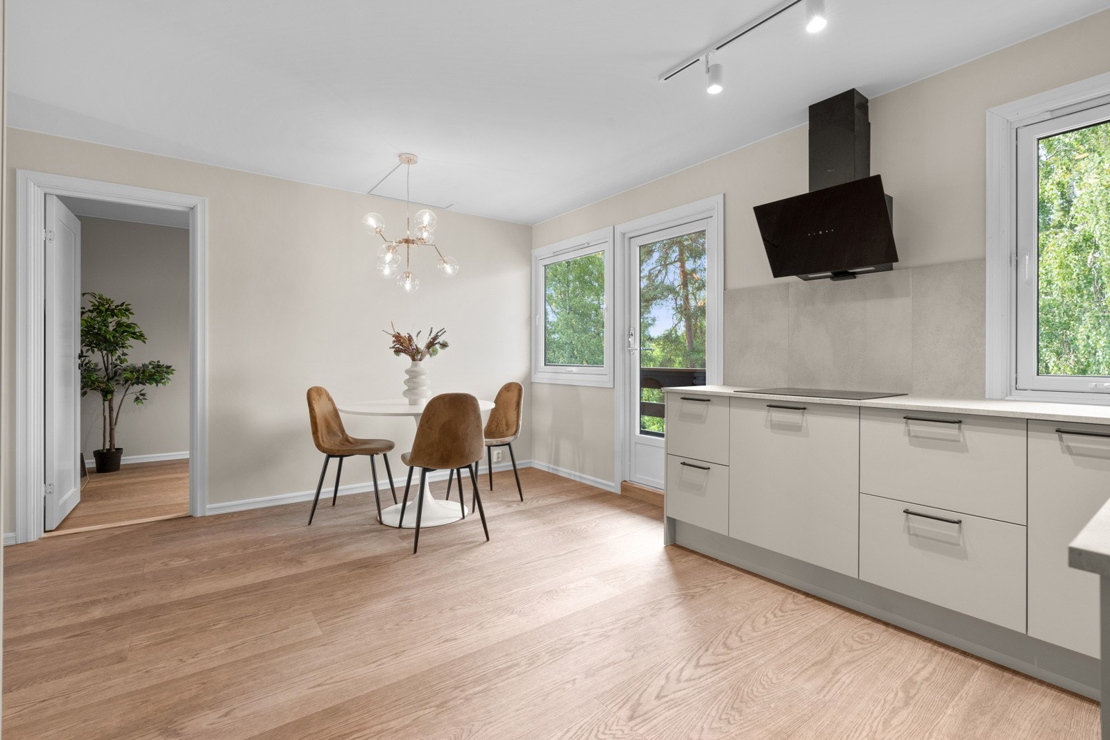 Kjøkkenet har også godt med plass til spisebord og det er meget godt med lysinnslipp fra flere vindusflater. Galleribilde