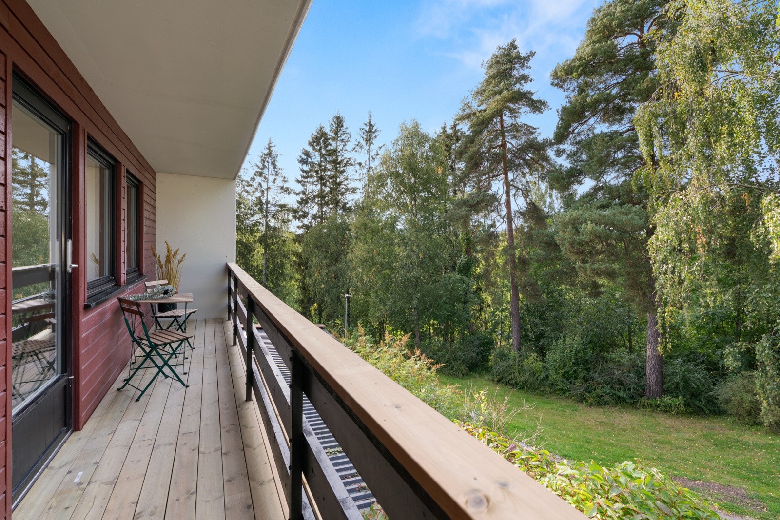 Fra kjøkkenet er det utgang til nordvendt uteplass. En fin frokostbalkong med plass til diverse utemøblement. Galleribilde