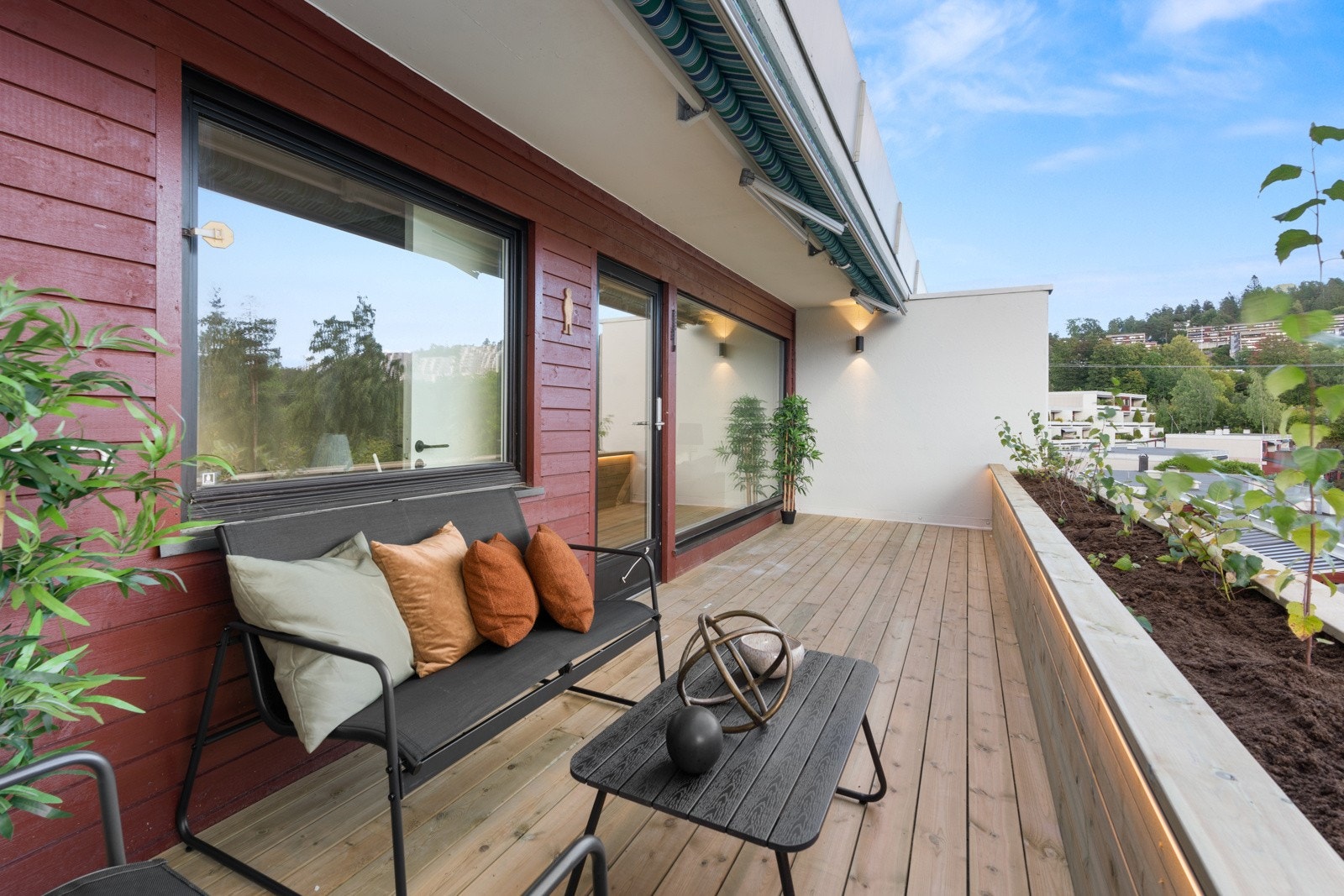 Godt med plass på terrassen til utemøblement og grill. Det er tillatt med gass- og elektrisk grill i borettslaget. Galleribilde