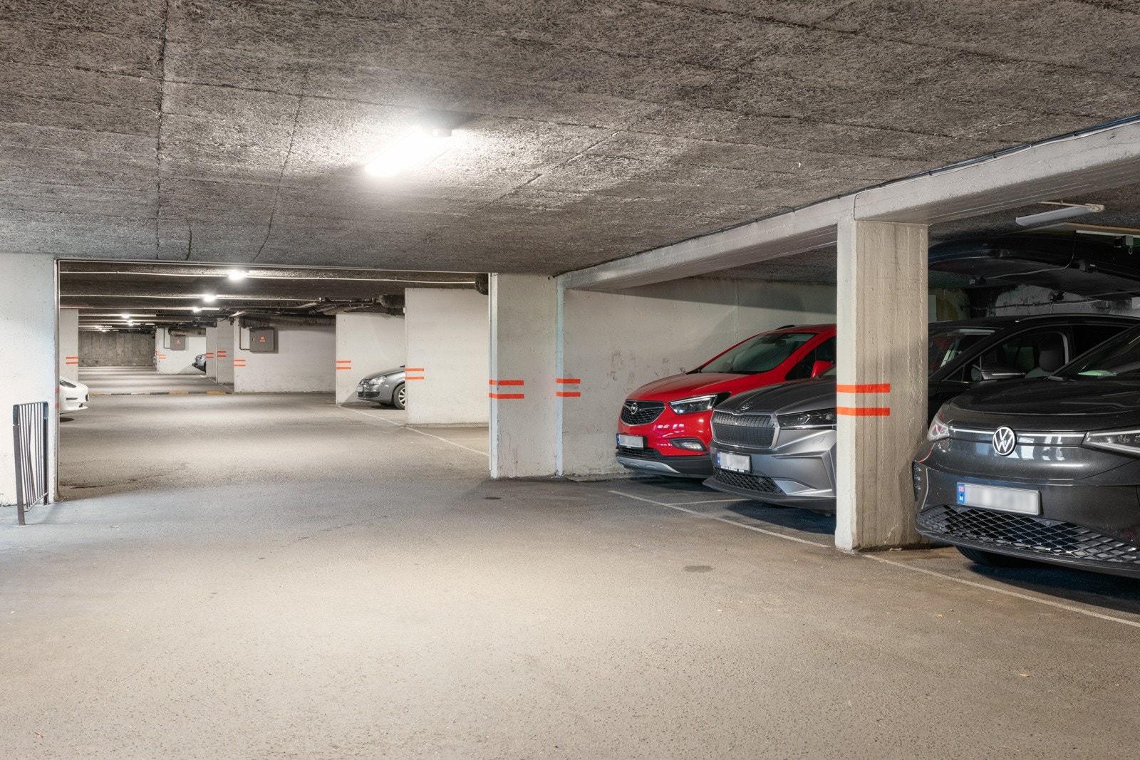 Det medfølger garasjeplass i felles anlegg. Det er mulig å montere elbillader tilknyttet borettslagets infrastruktur. Galleribilde