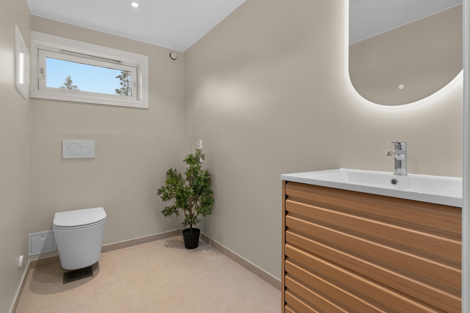 Ekstra toalettrom/vaskerom. Det er opplegg for vaskemaskin og tørketrommel i søyleløsning og badet har servantskap og fint speil med lys. Galleribilde