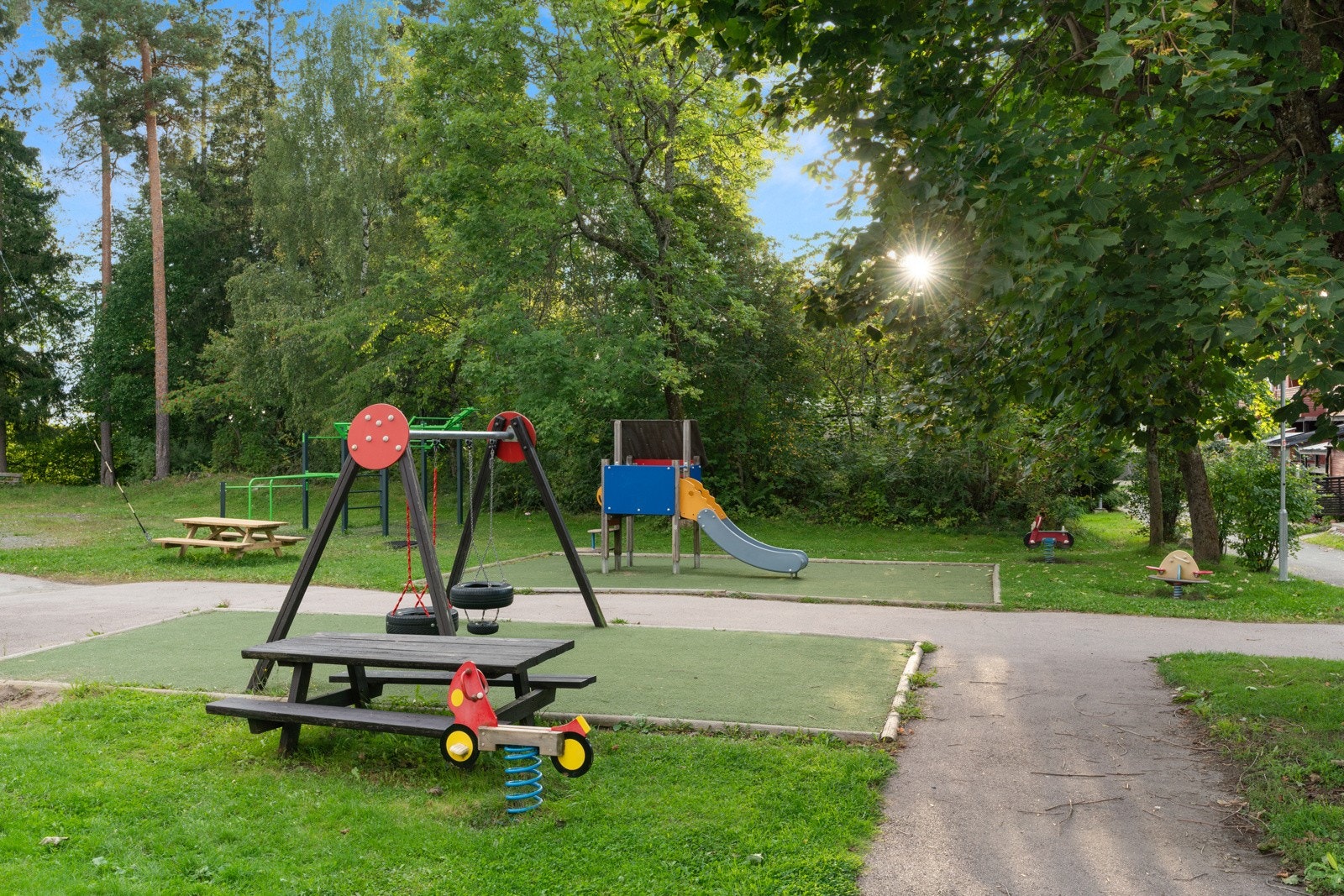 Leiligheten ligger i et attraktivt og barnevennlig område med flere lekeplasser og fine turmuligheter like utenfor døren. Galleribilde