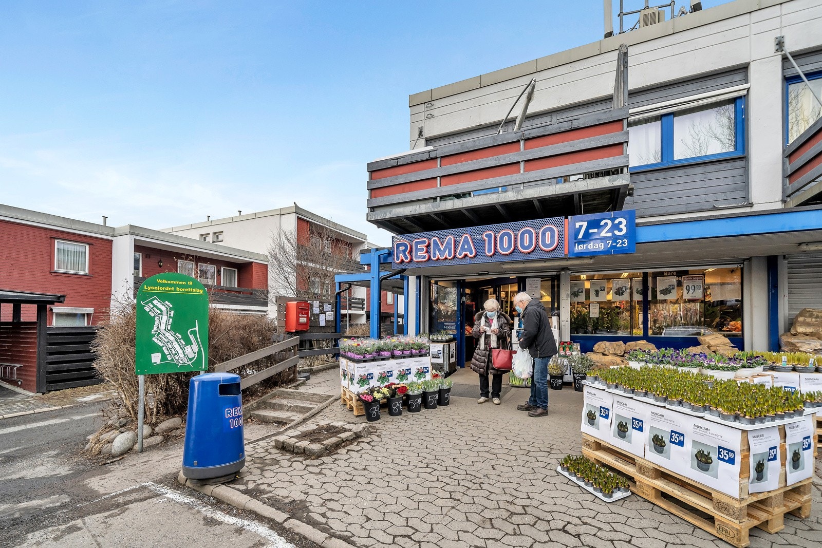 Rema 1000 ligger på naboborettslagets eiendom, en kort spasertur fra boligen. Galleribilde