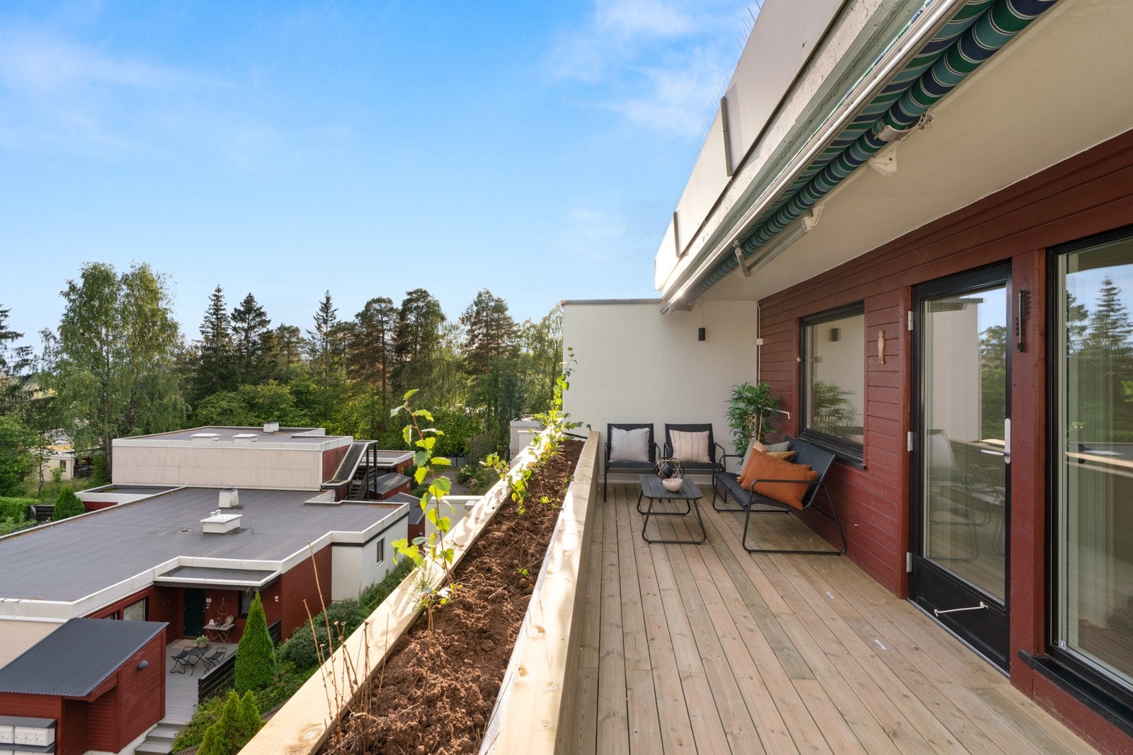 Terrassen er belagt med flotte terrassebord og blomstertrau er kledd inn for et gjennomført preg med bl.a. LED-list som gir fin stemningsbelysning om kvelden. Galleribilde