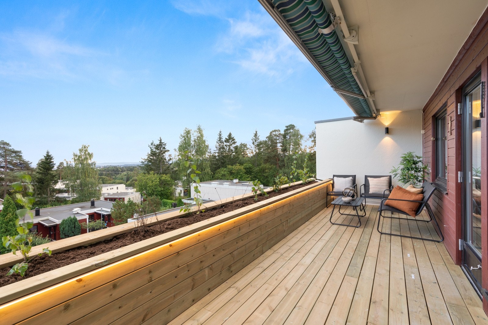 Leiligheten har en romslig, sydvendt terrasse med fantastiske solforhold og fin utsikt. Galleribilde