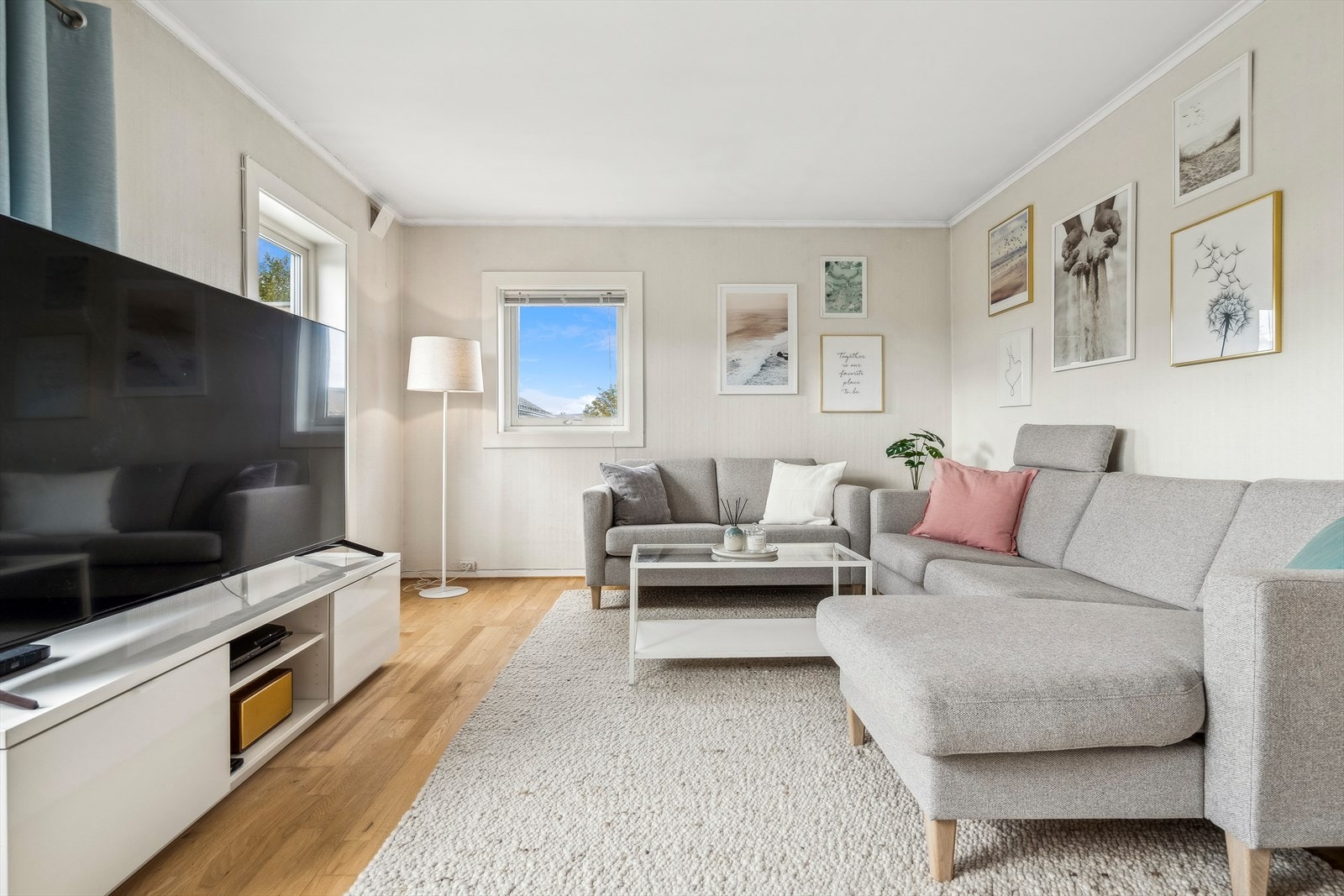 Stuen er malt i en lys farge og har trestavs parkett på gulvet. Galleribilde