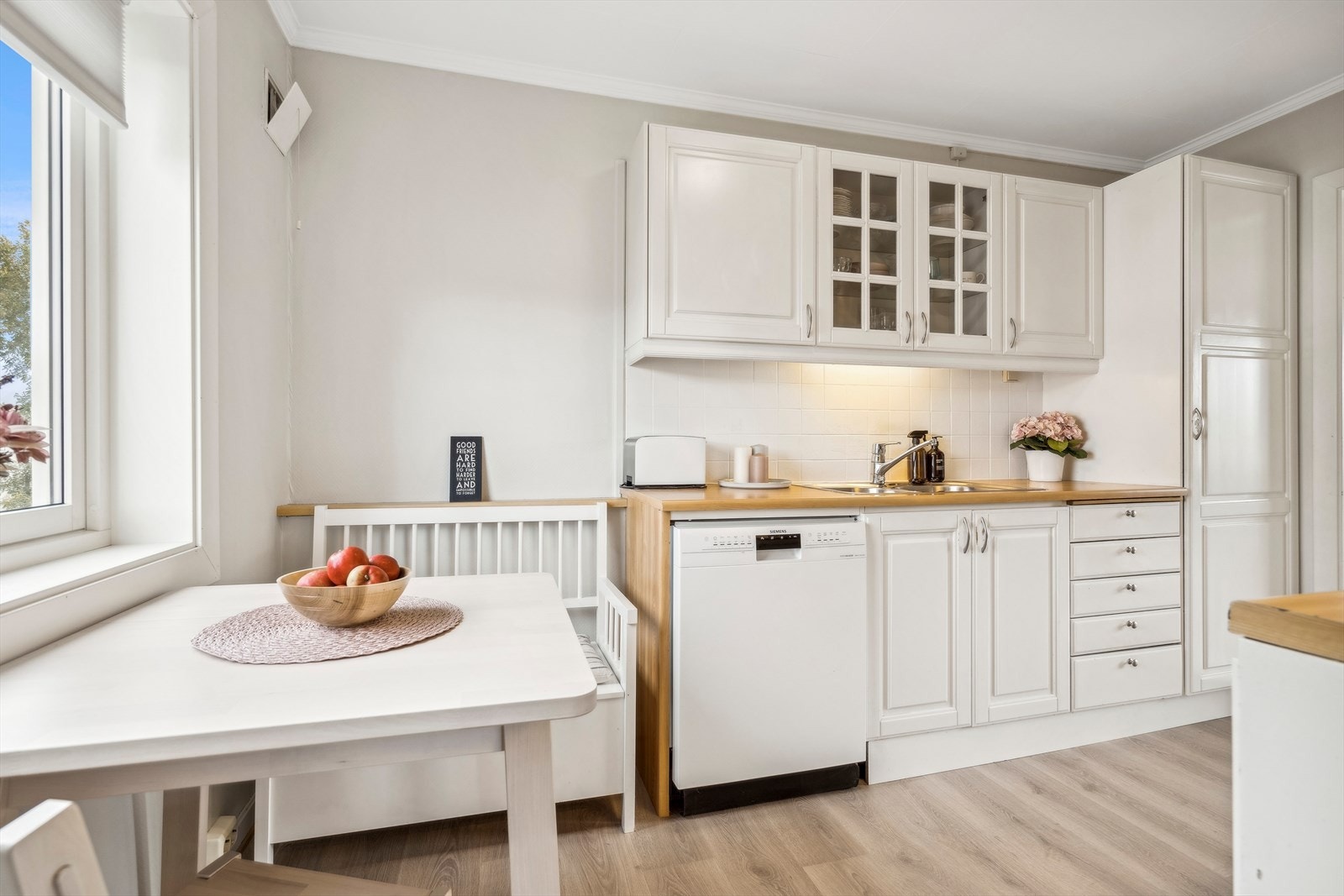 Her har du også plass til et kjøkkenbord. Galleribilde