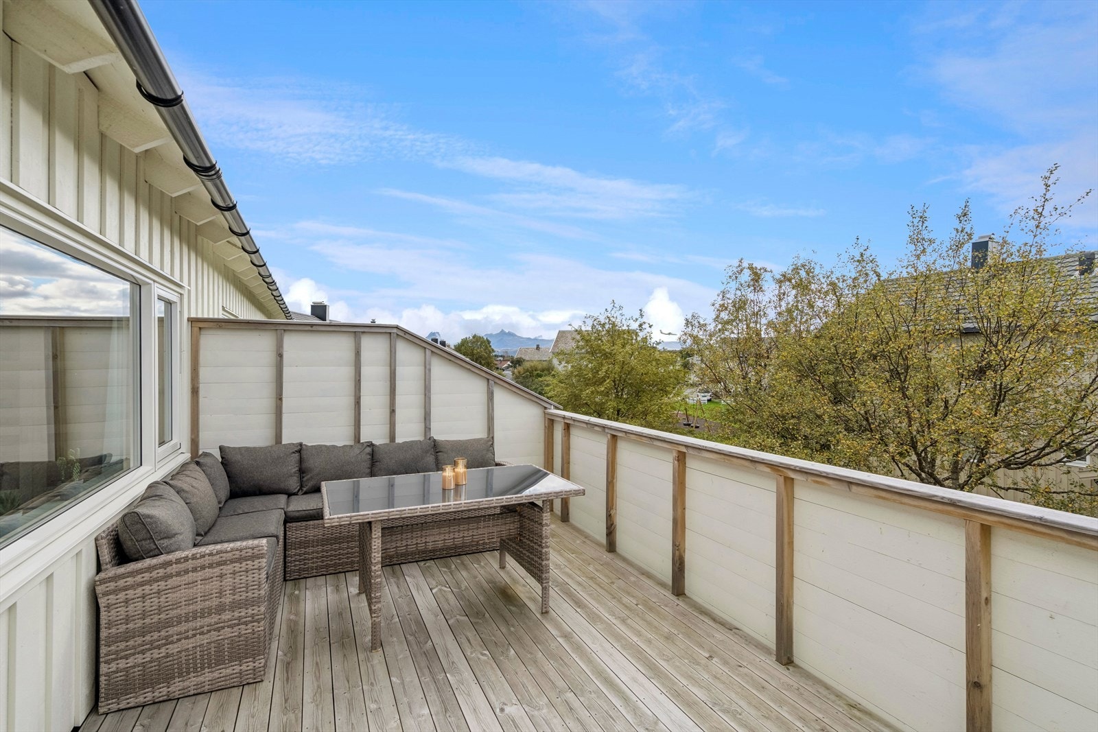 Fra stuen er det utgang til en stor veranda med god plass for møbler. Galleribilde