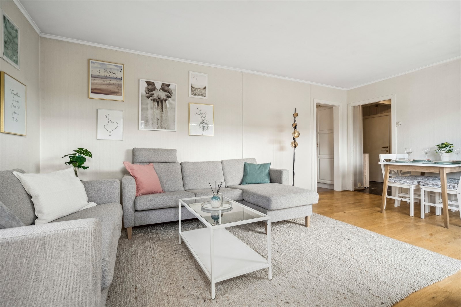 Her finnes det gode møbleringsmuligheter med plass for sofa og spisebord. Galleribilde