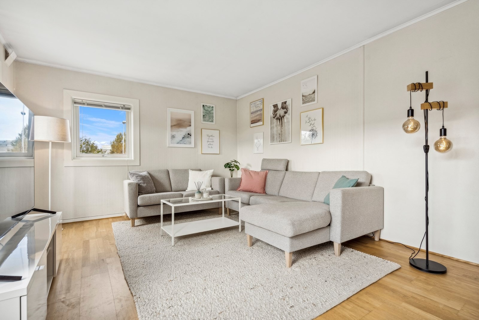 Stuen oppleves som lys og luftig grunnet mange vindusflater. Galleribilde