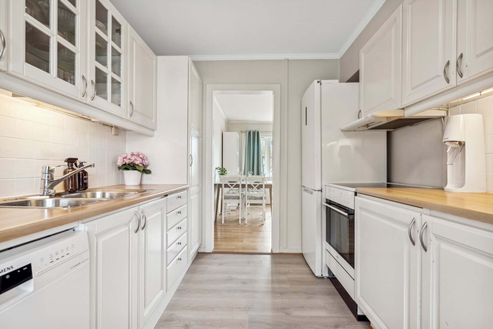 Innredningen har god plass i skap, skuffer og på benken. Det er plass for frittstående hvitevarer. Oppvaskmaskin følger med i salget. Galleribilde