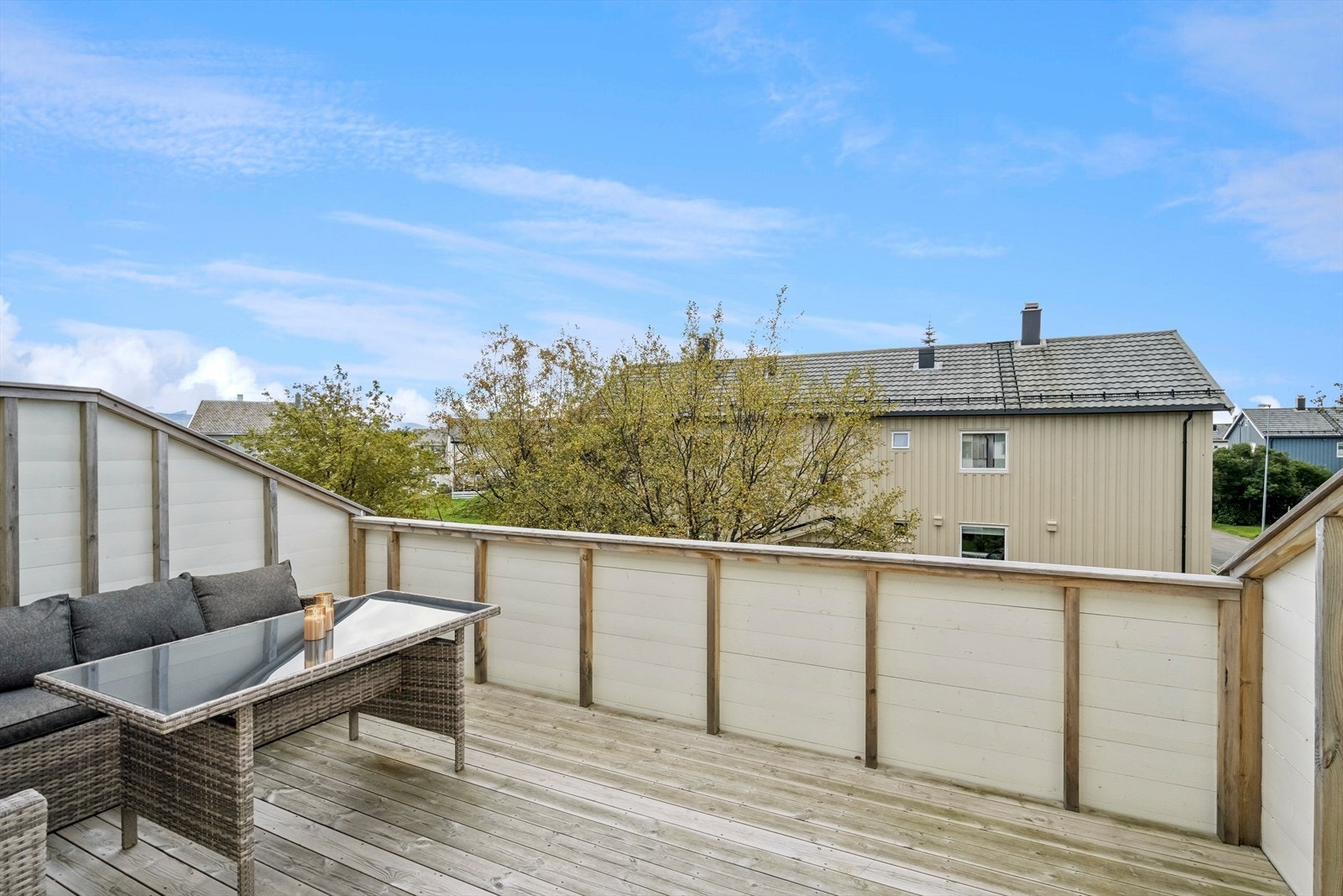 Verandaen er orientert mot sørvest og har fine solforhold. Galleribilde