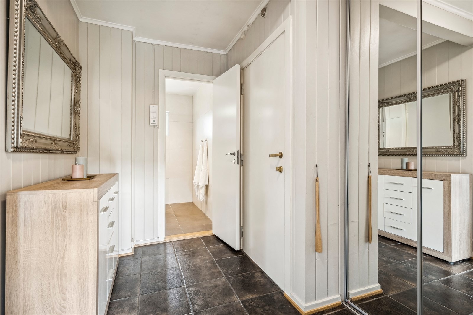 Du ønskes velkommen inn i en lys entré der det er en praktisk skyvedørsgarderobe. Galleribilde