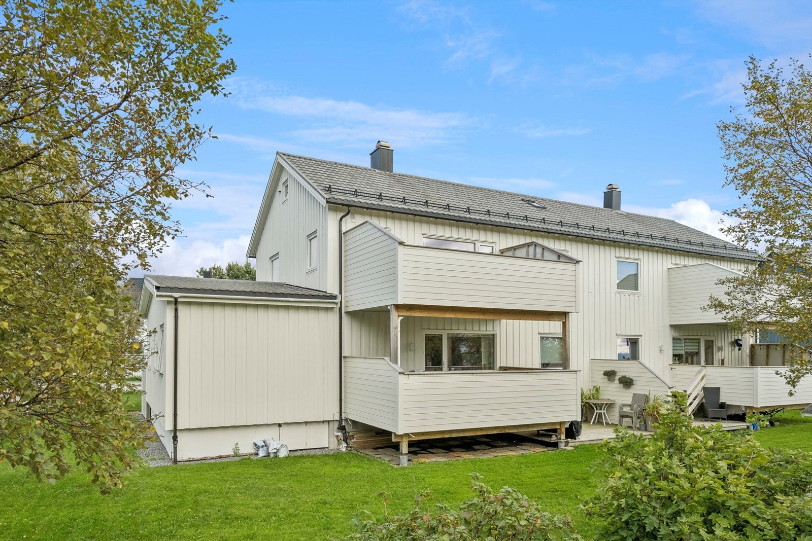 Leiligheten ligger i 2. etasje i en korsdelt firemannsbolig, har egen veranda og disponerer bod på loft og i kjeller. Galleribilde