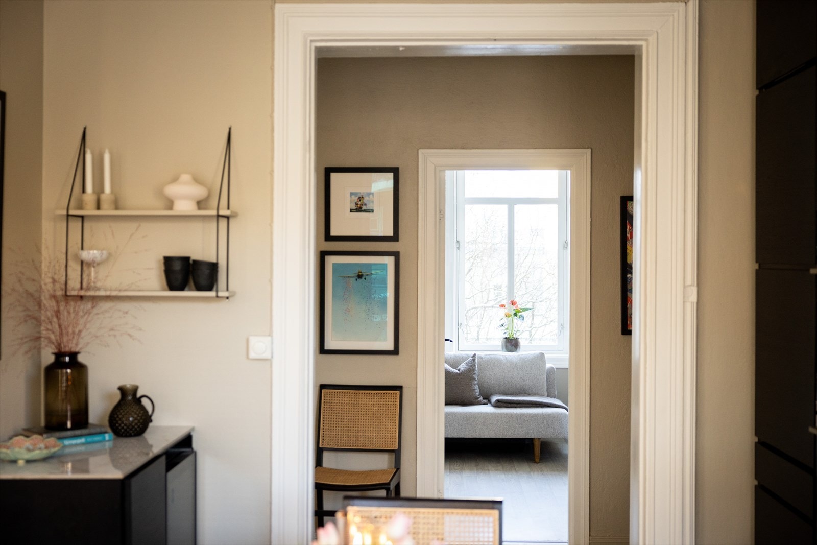 - Leiligheten er malt i delikate og tidsriktige farger - Galleribilde