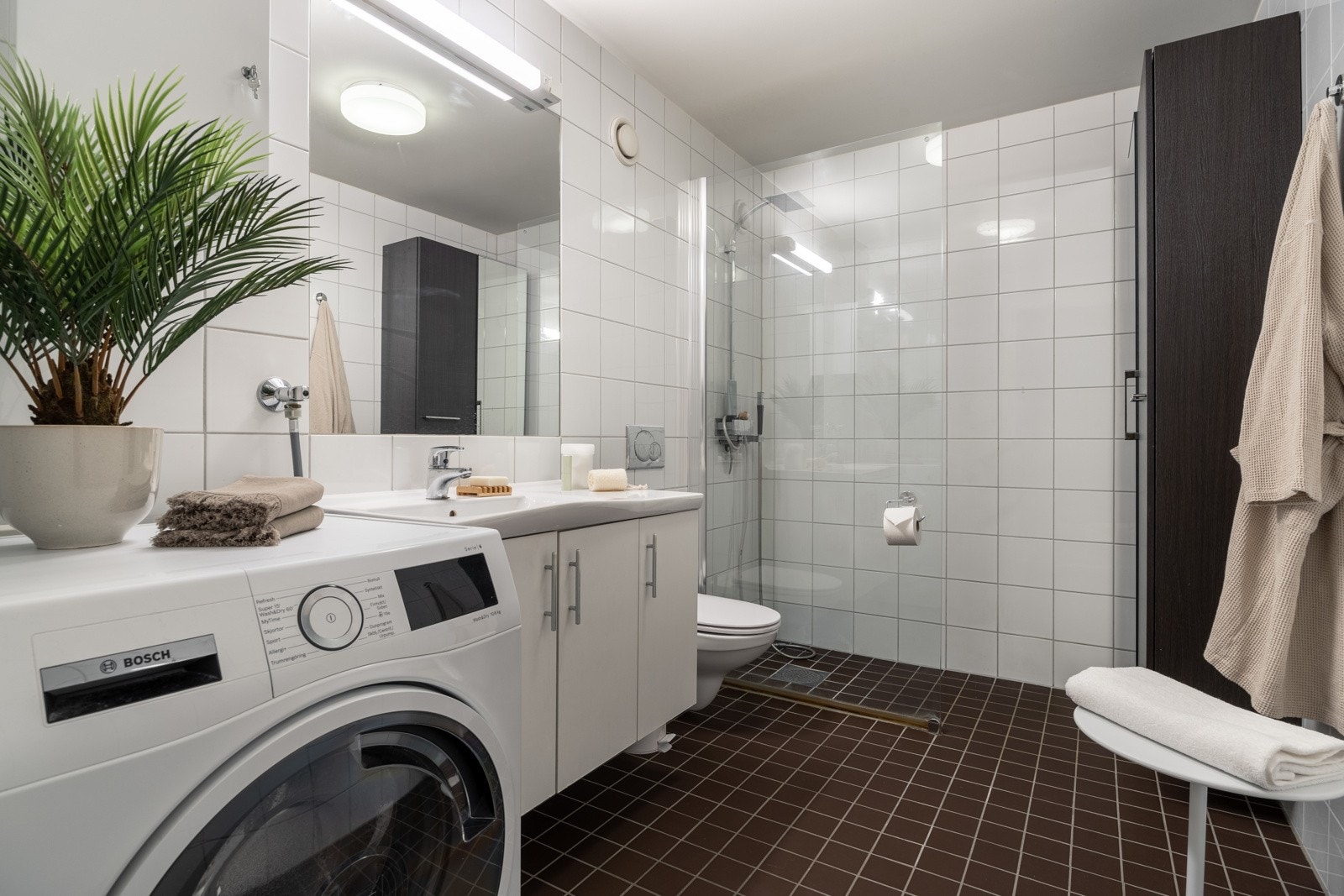 Videre har leiligheten et romslig bad med gulvvarme. Galleribilde