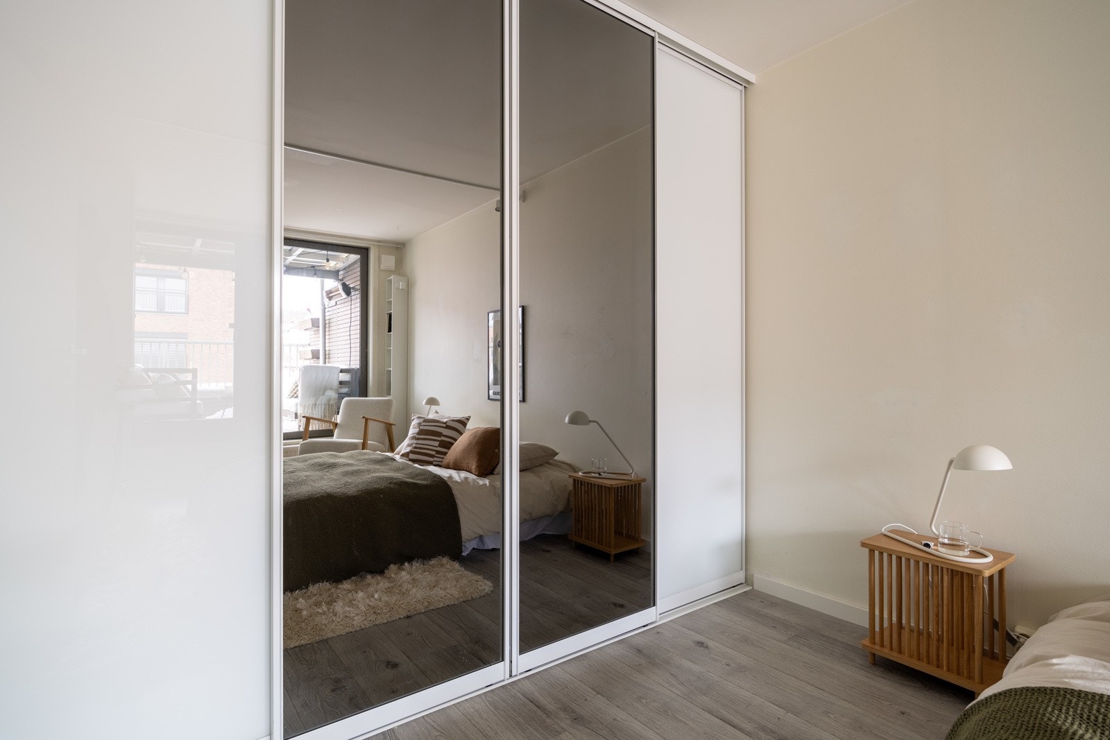 Godt med lagringsplass i stor skyvedørsgarderobe. Galleribilde