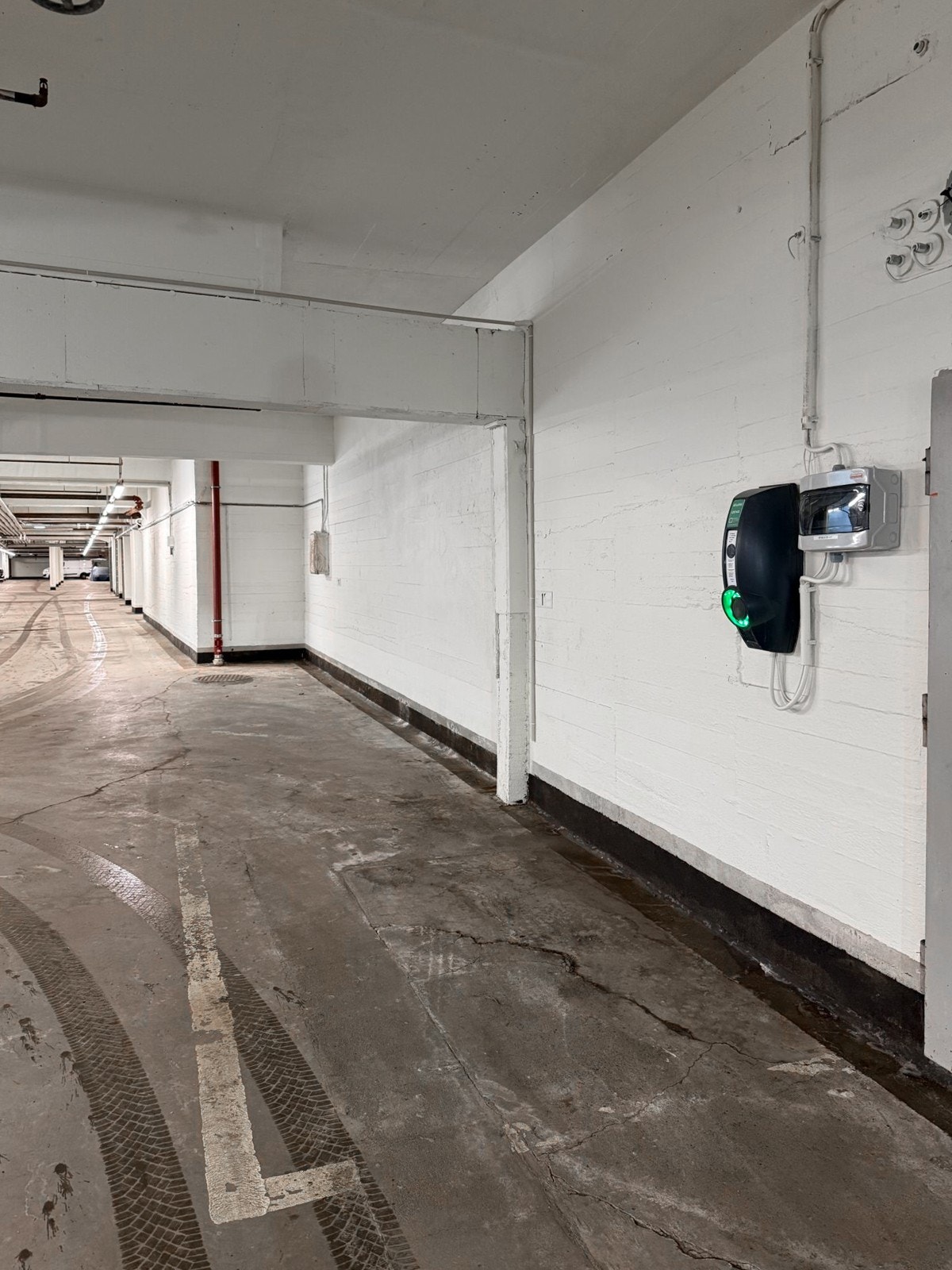 Med leiligheten følger garasjeplass nr. 10 i felles, oppvarmet garasjeanlegg. Galleribilde