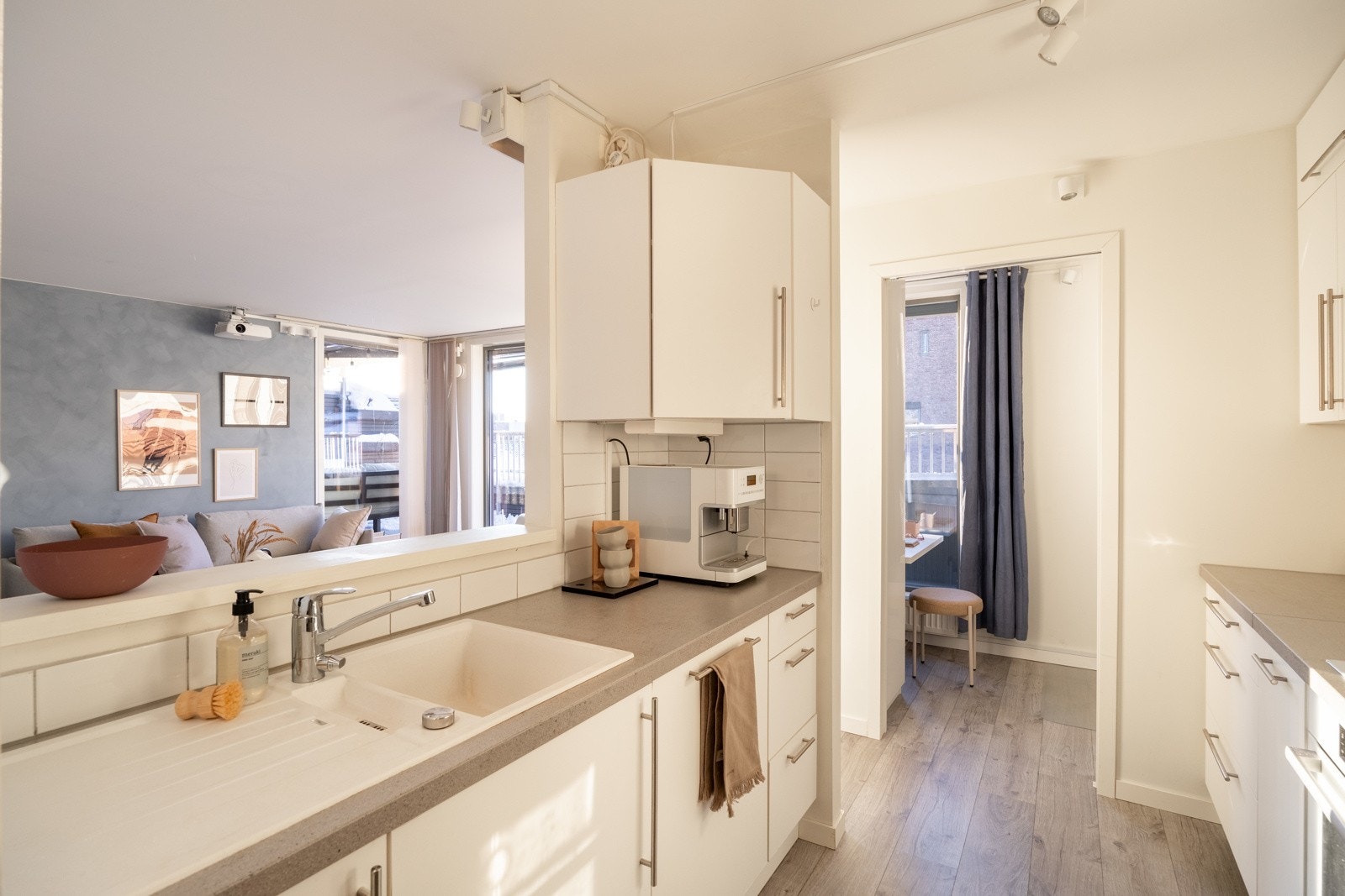 Videre har leiligheten et tidsmessig kjøkken i åpen løsning mot stuen, som gjør at man får ett stort og sosialt oppholdsrom. Galleribilde