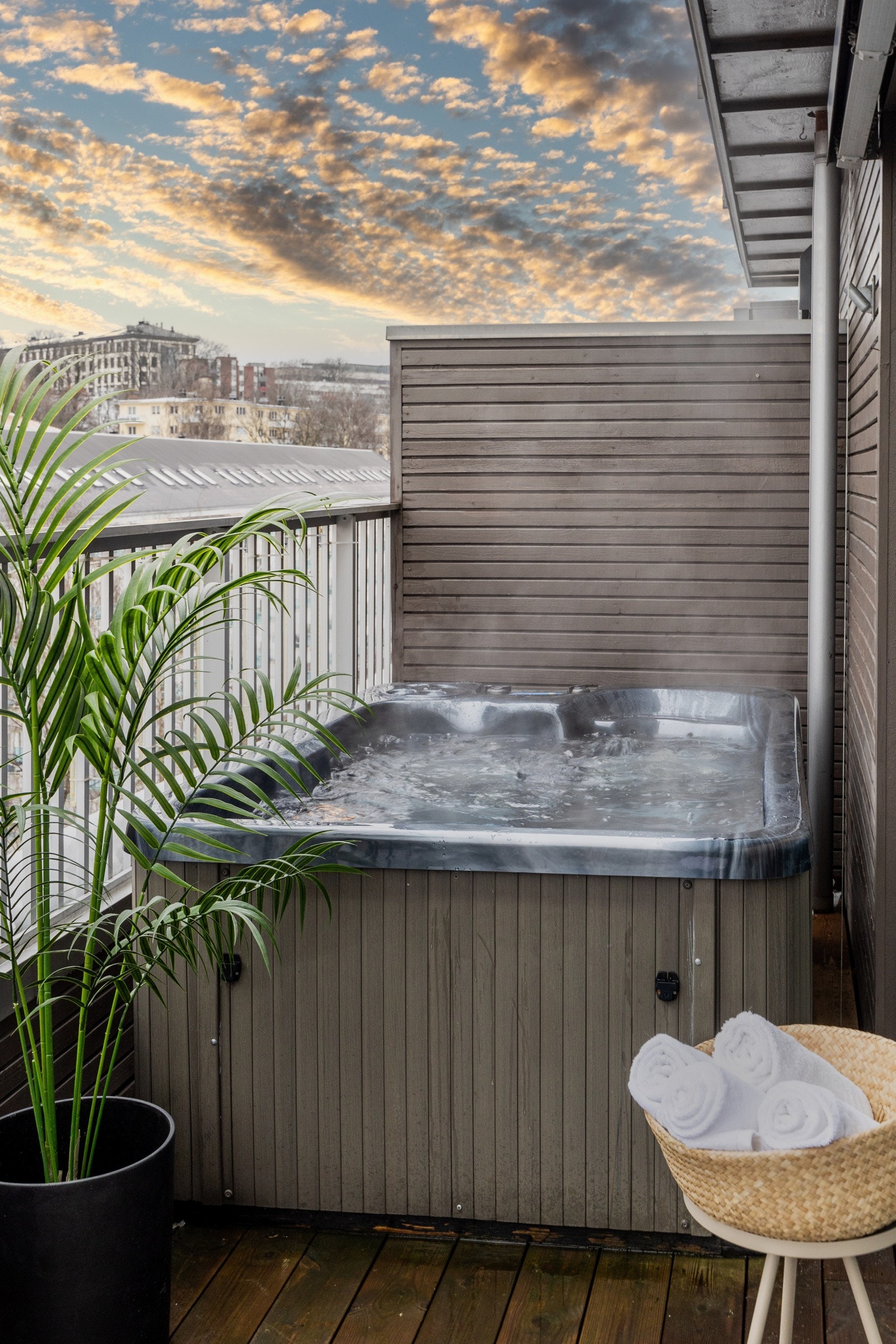 Veien er kort fra nærliggende rekreasjonsområder til avslapping og hygge i boblebadet. Galleribilde